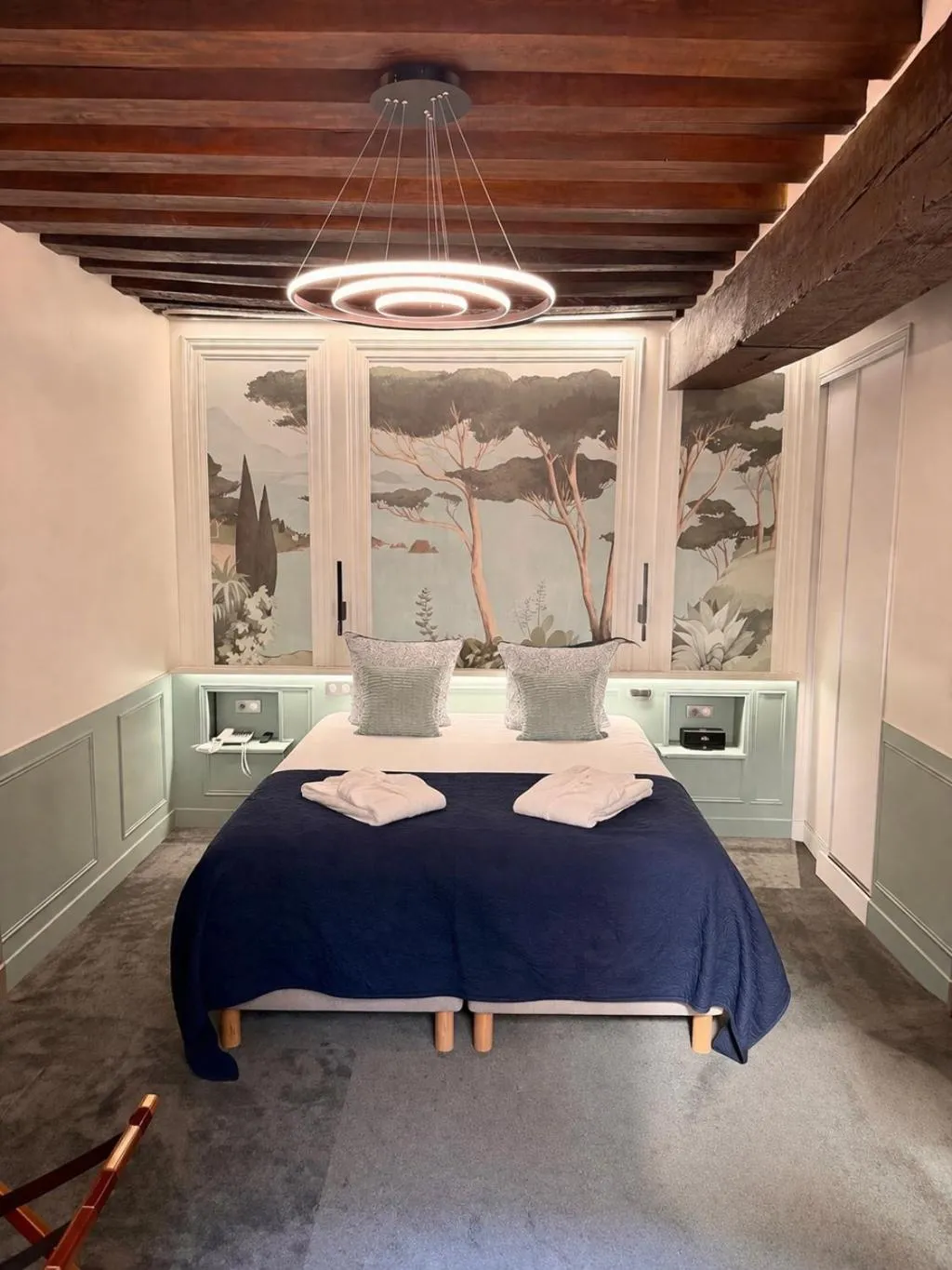 Bed in Hotel du Dragon