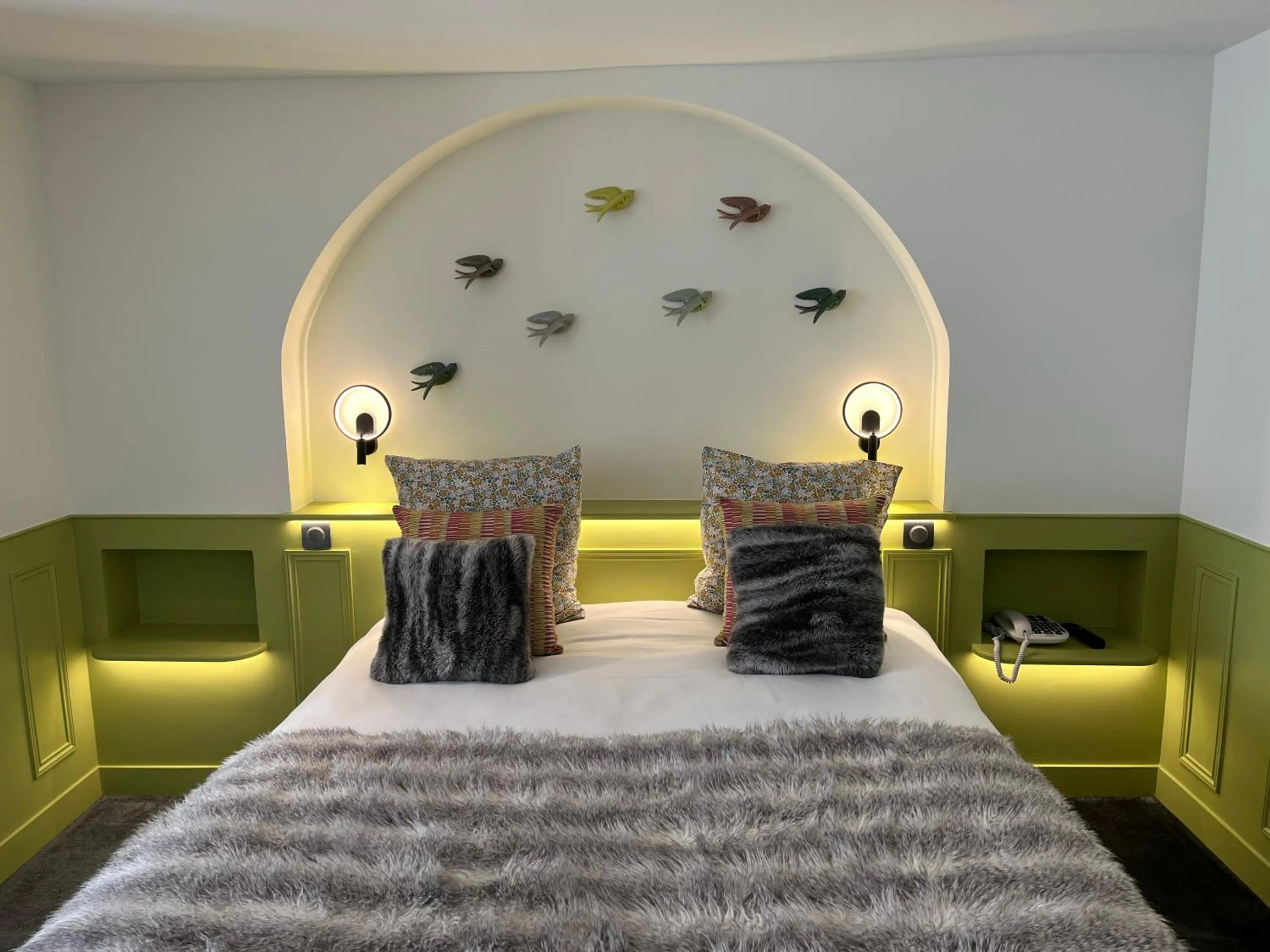 Bed in Hotel du Dragon