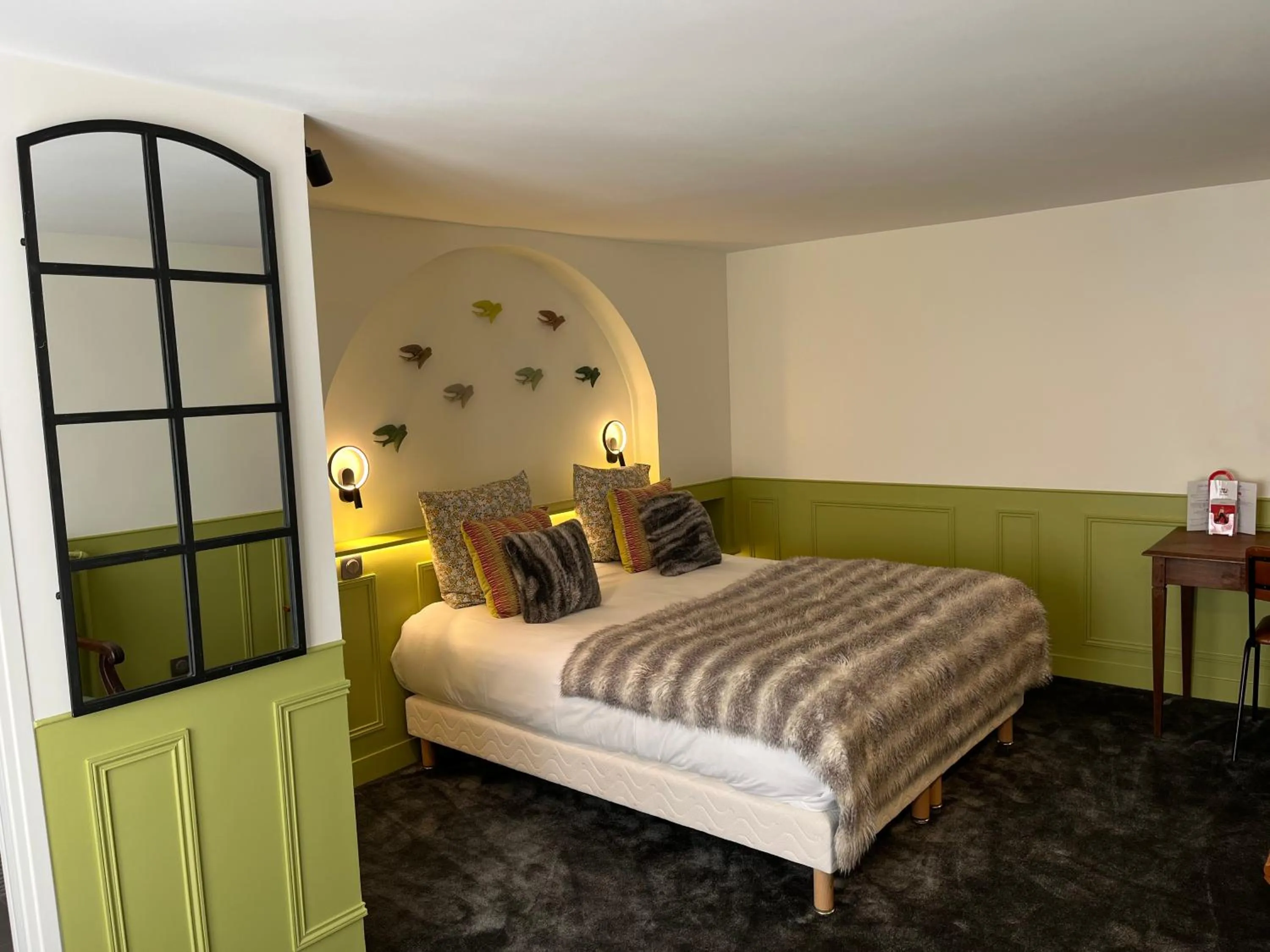 Bed in Hotel du Dragon