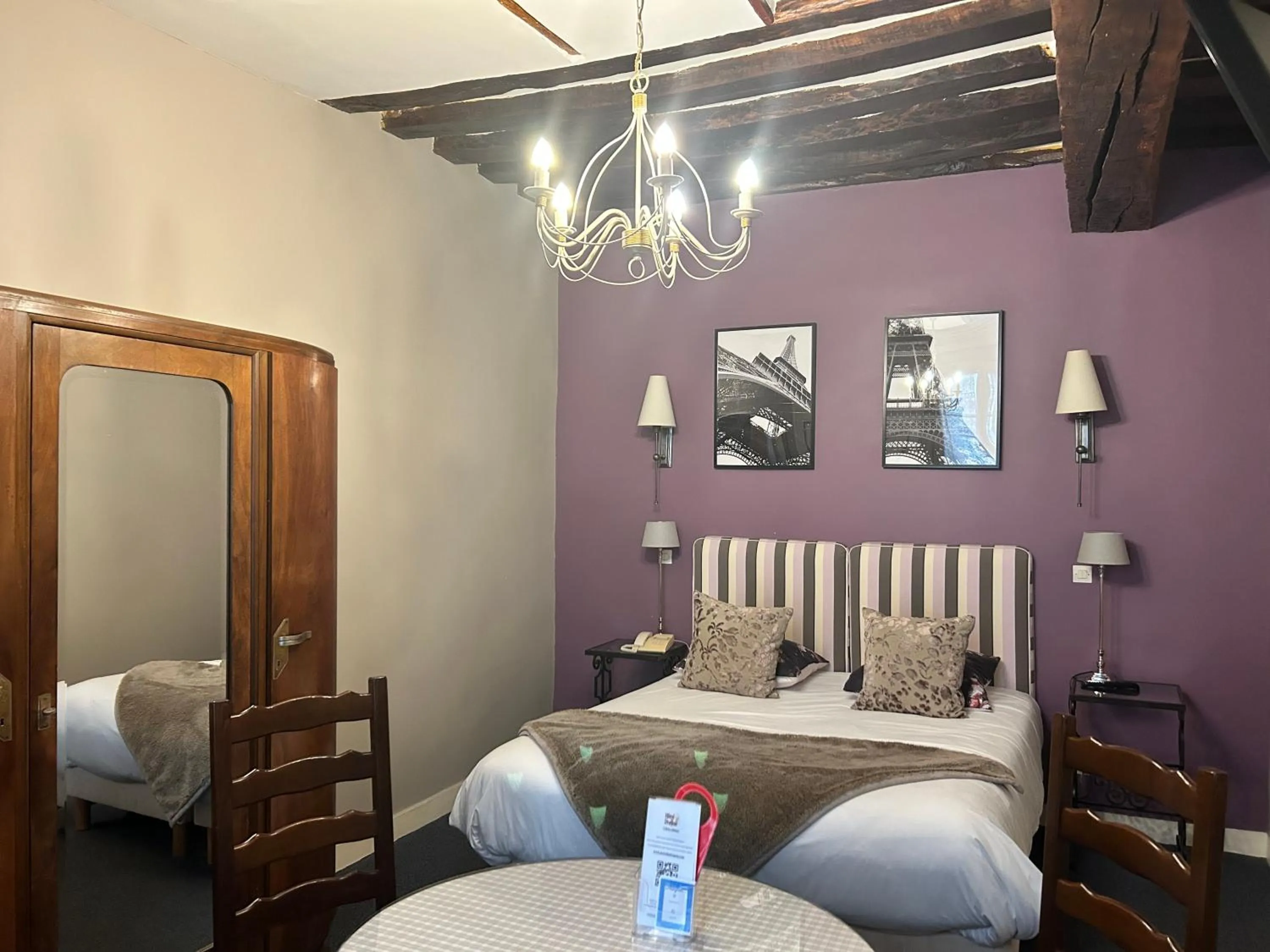 Bed in Hotel du Dragon