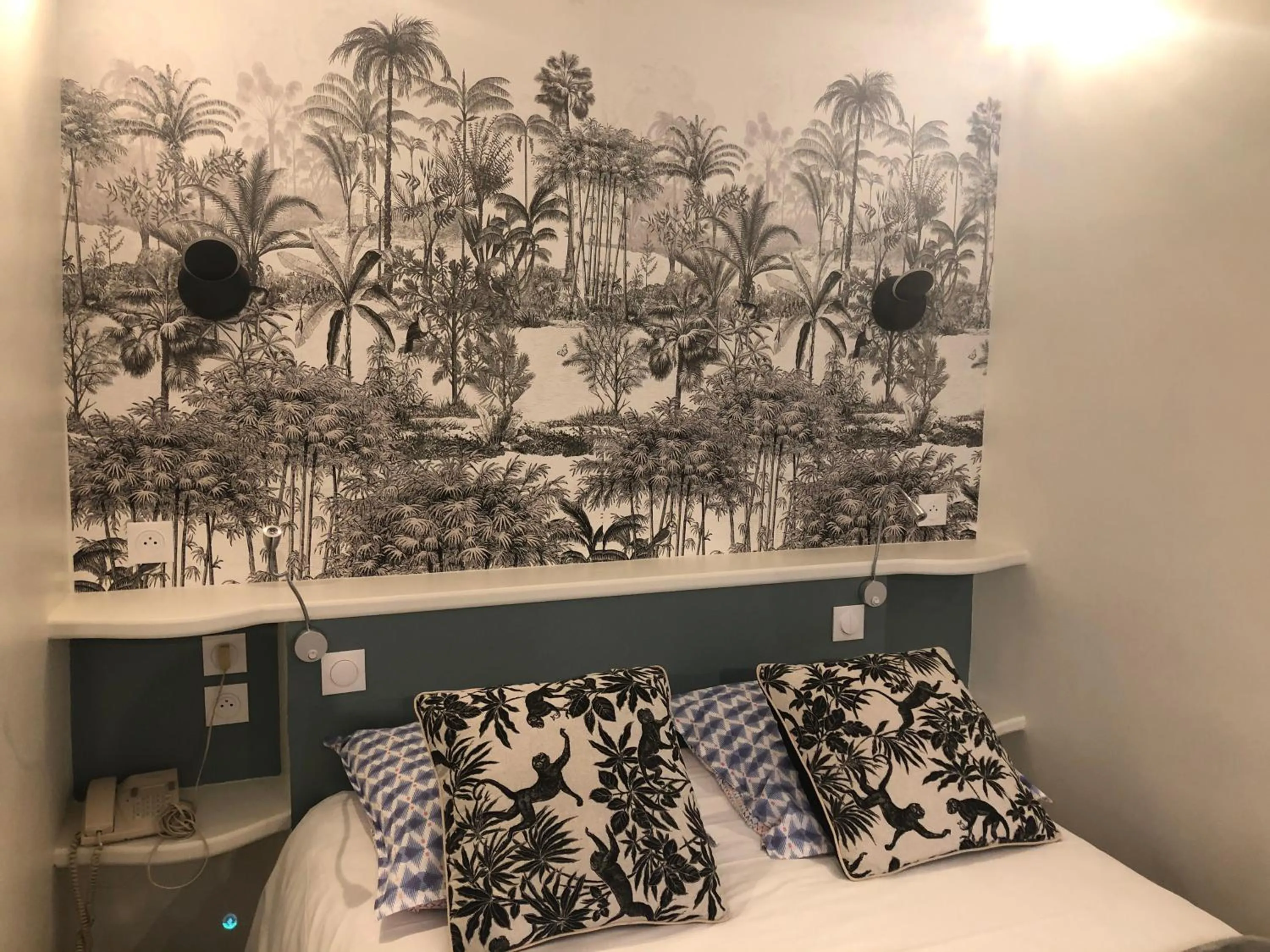 Bed in Hotel du Dragon