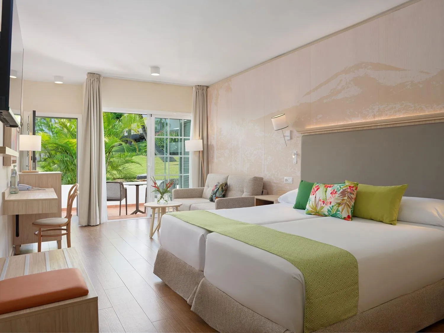 Decorative detail, Bed in Hotel Jardín Tecina