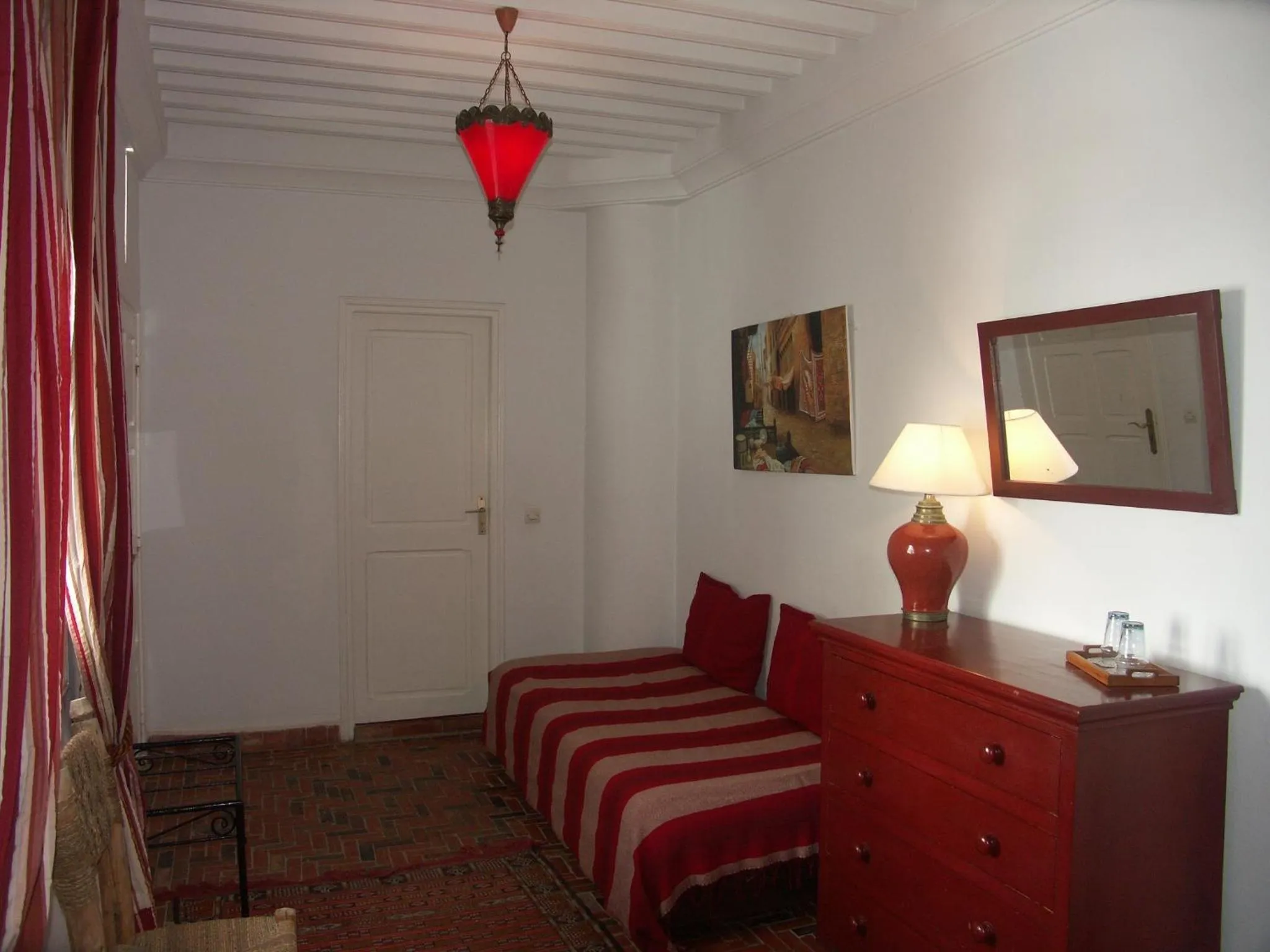 Photo of the whole room in Dar Ness