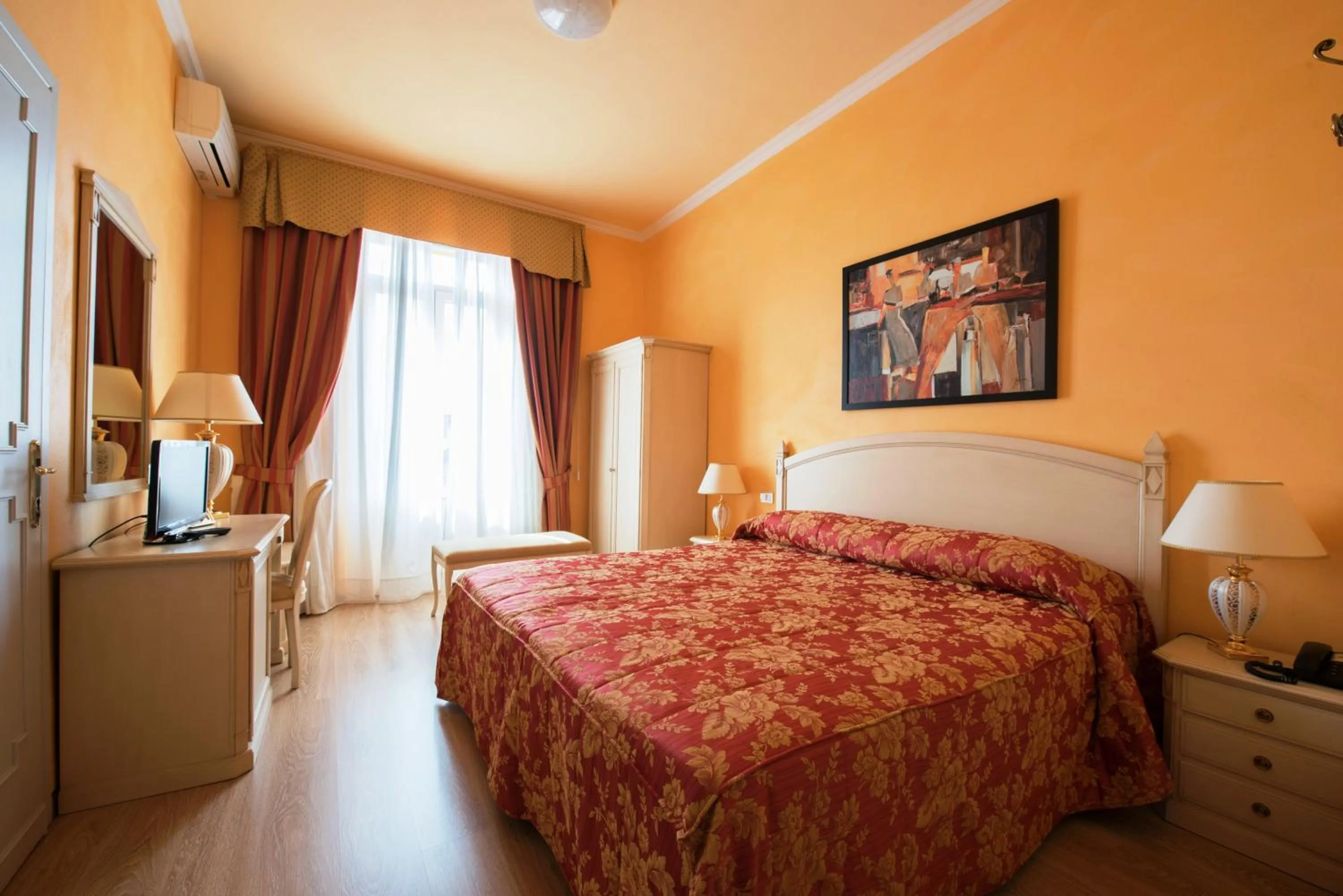 Bedroom, Bed in Hotel Maderno