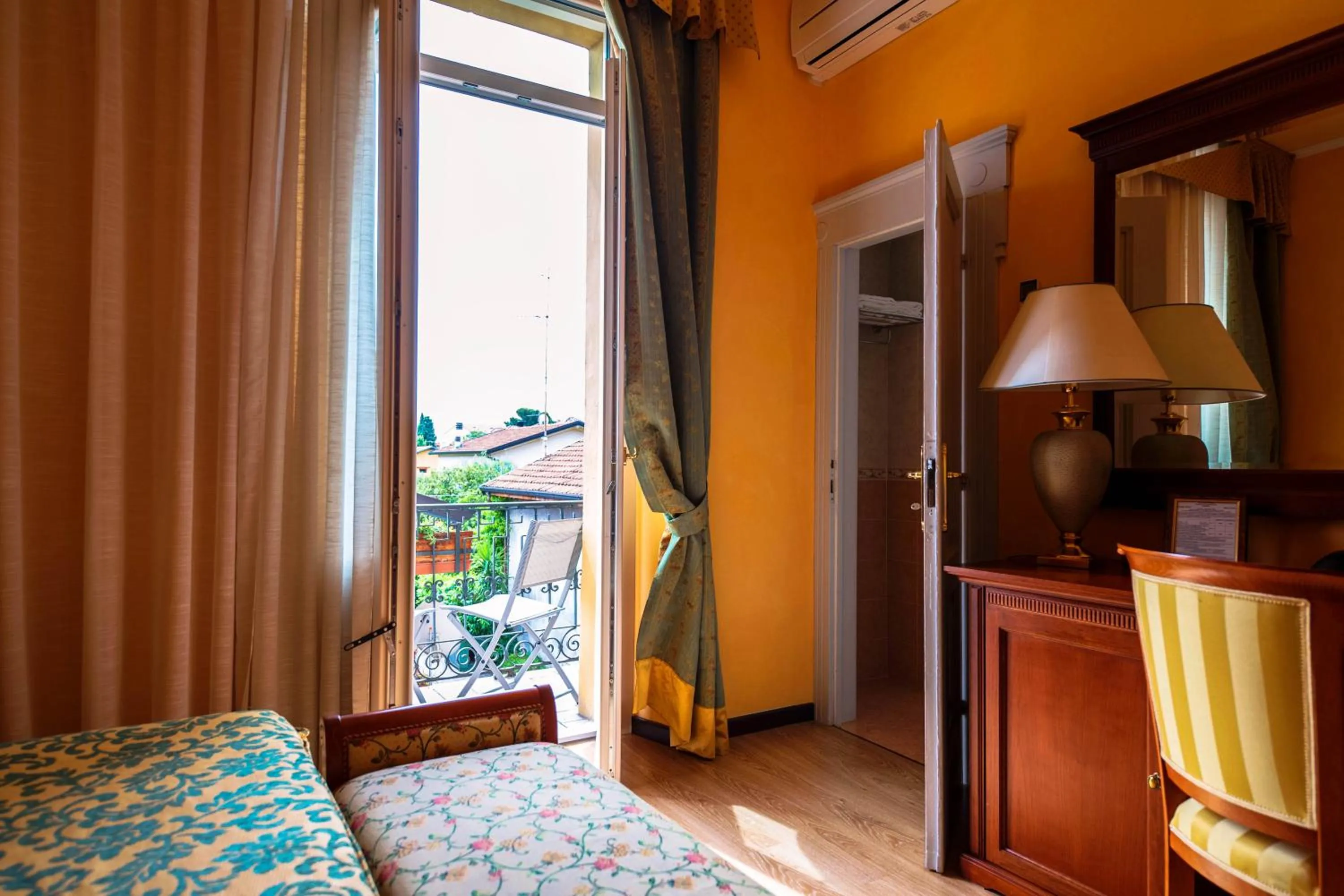 Bed in Hotel Maderno