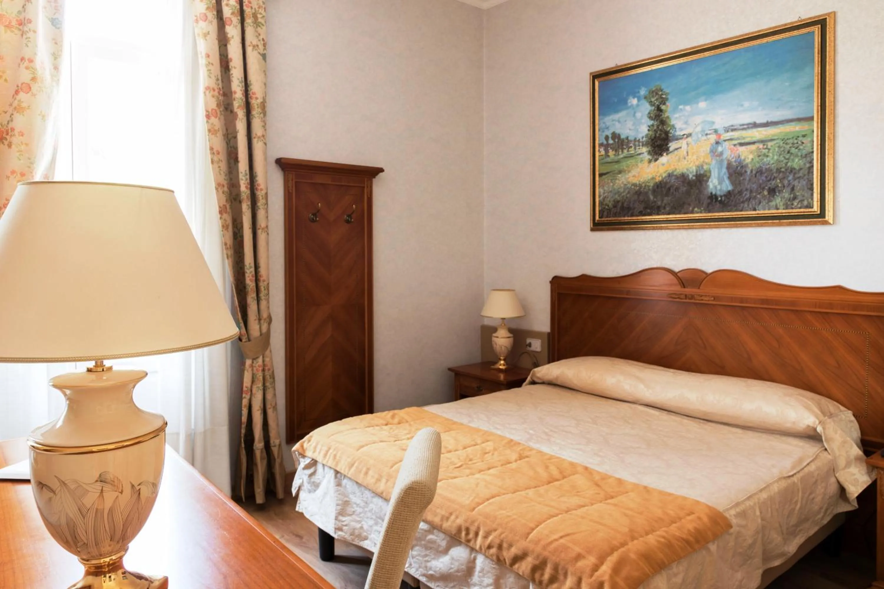 Bedroom, Bed in Hotel Maderno