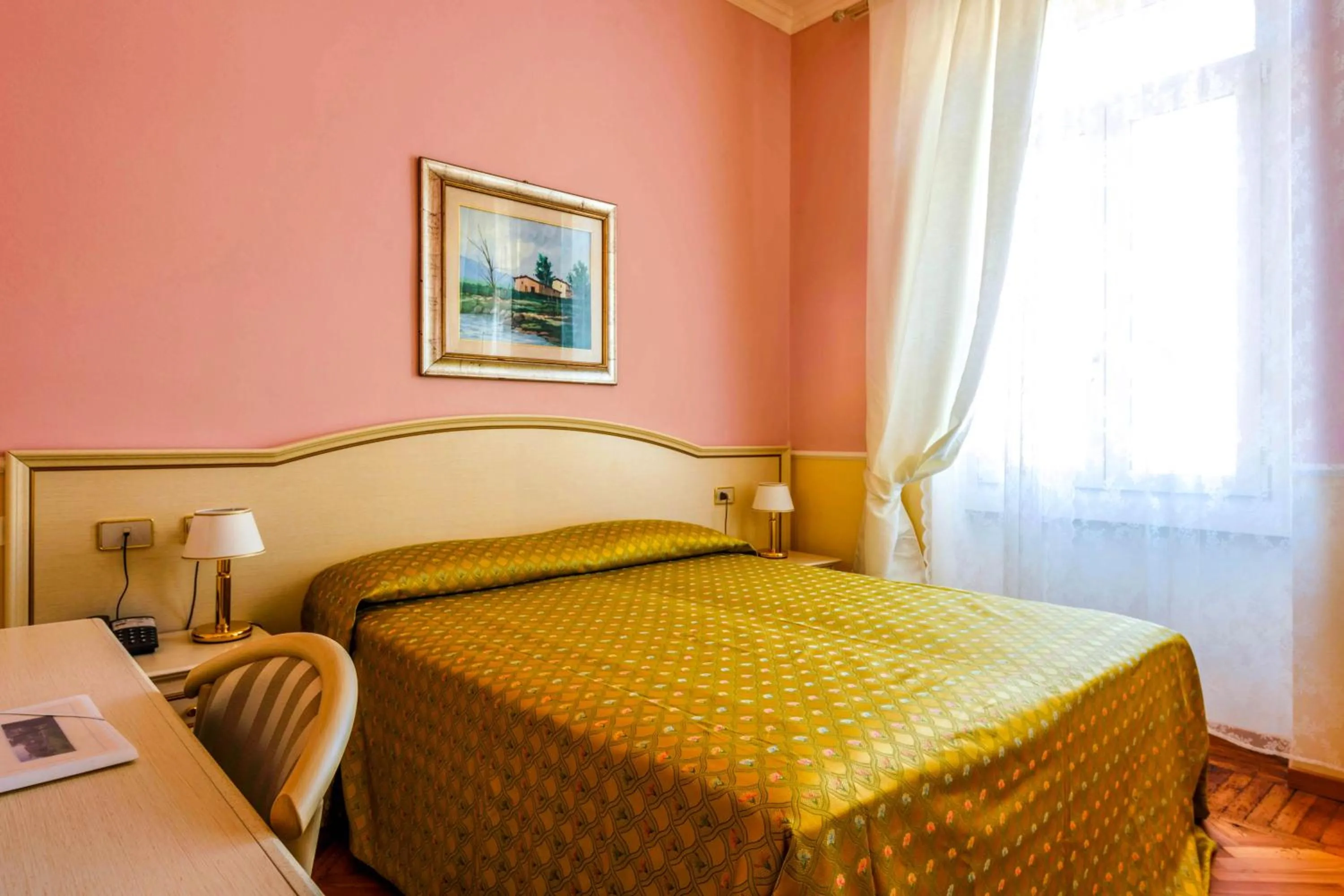 Bed in Hotel Maderno