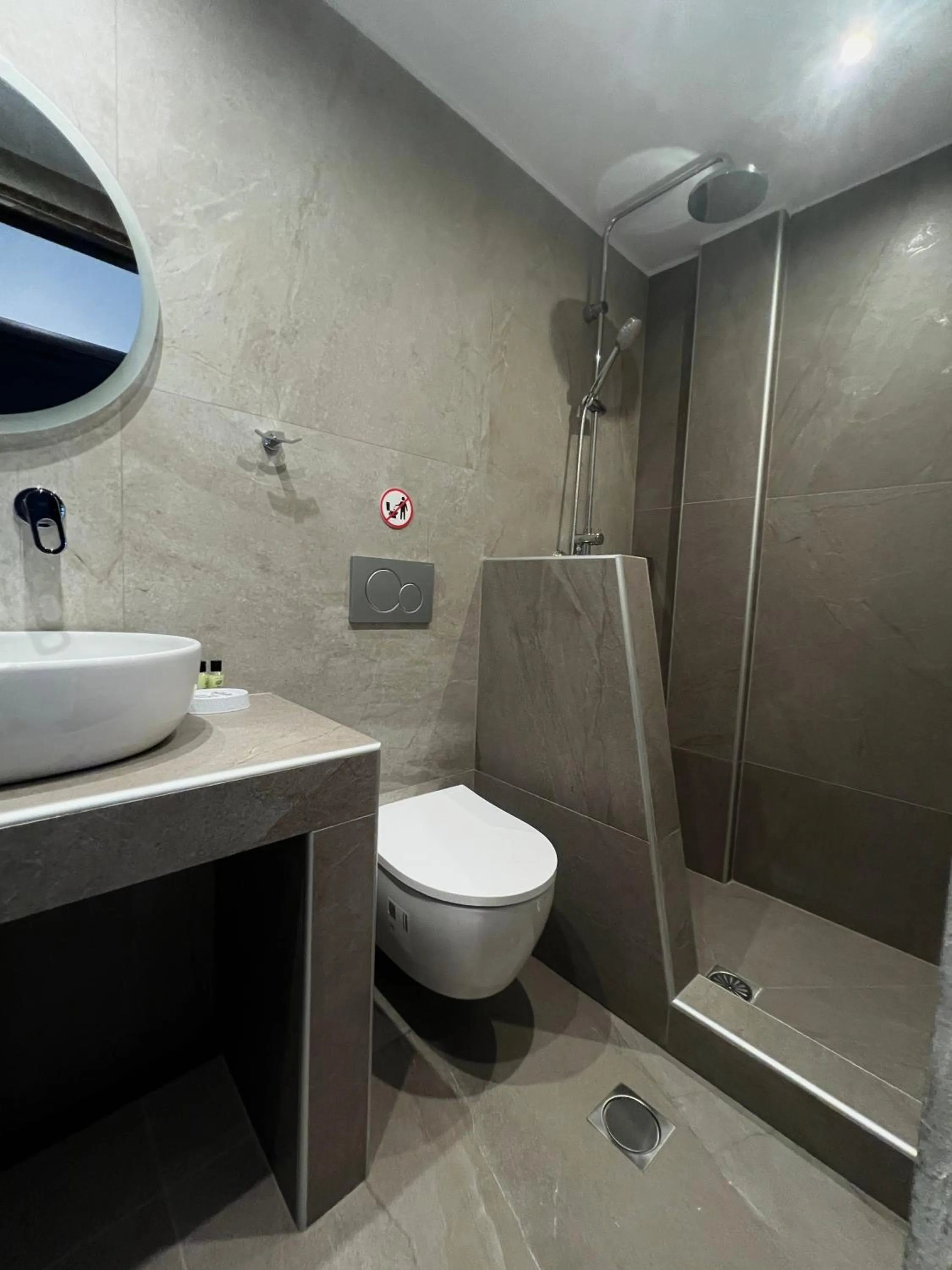 Shower in Penthouse & apartments by the Sea airport Airstay