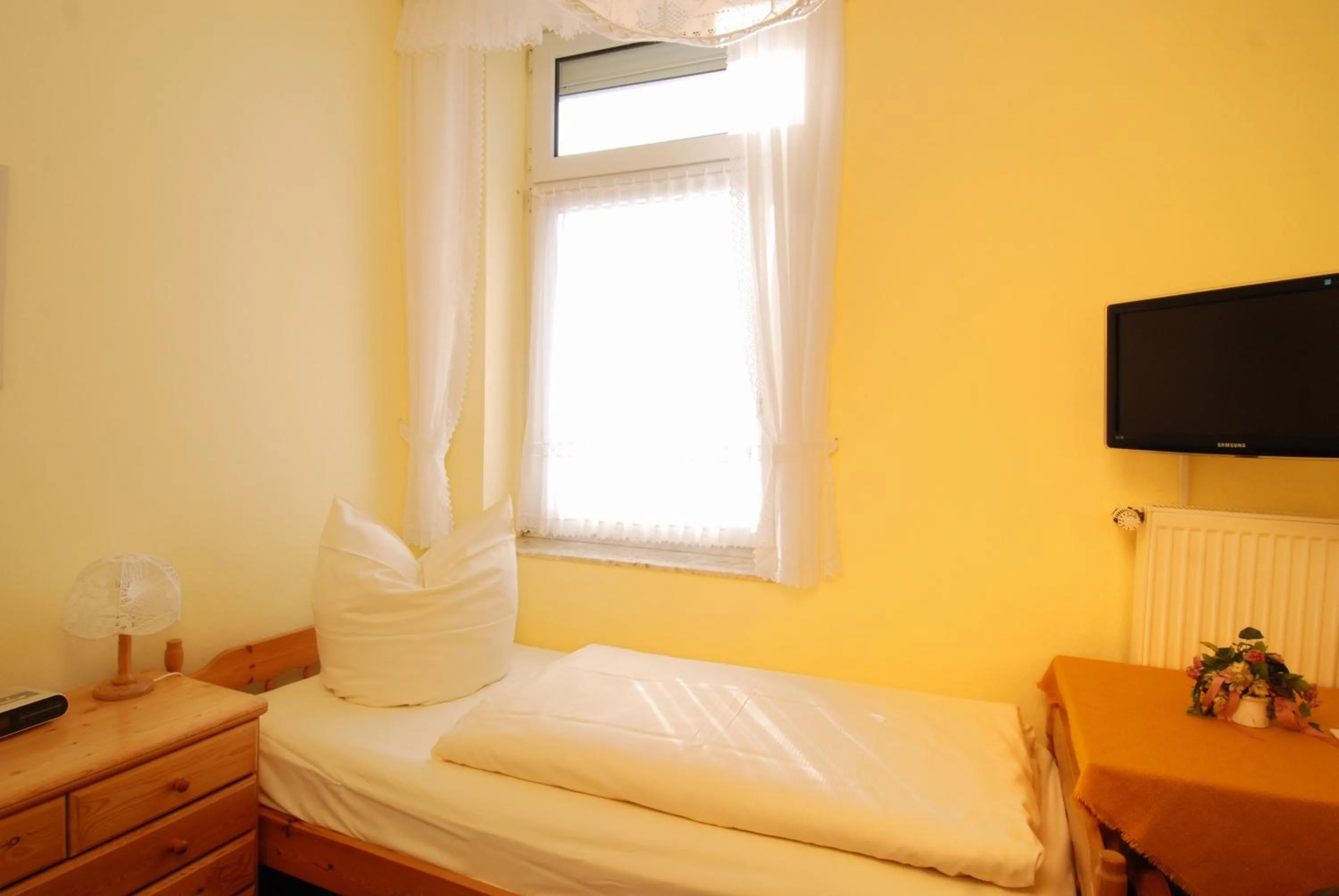 Photo of the whole room, Bed in Hotel Münchner Löwenbräu