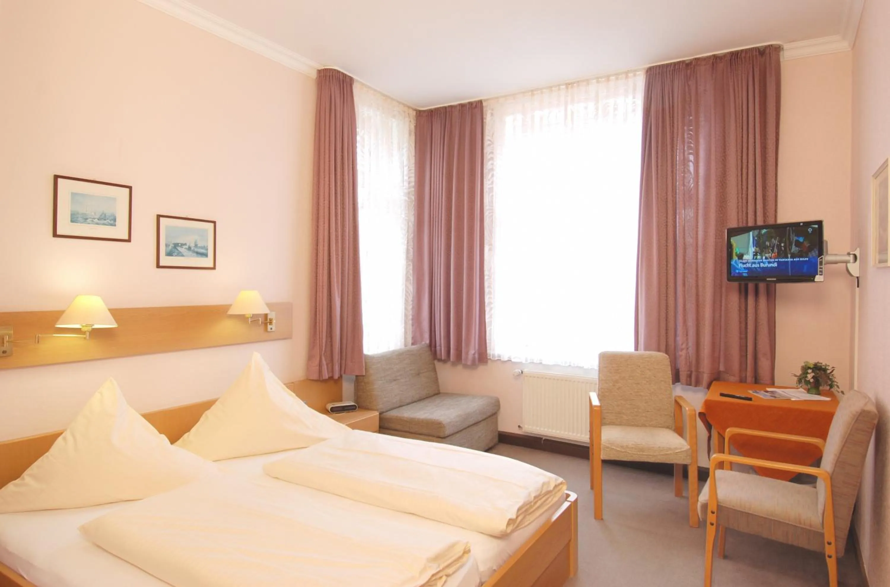 Photo of the whole room, Bed in Hotel Münchner Löwenbräu