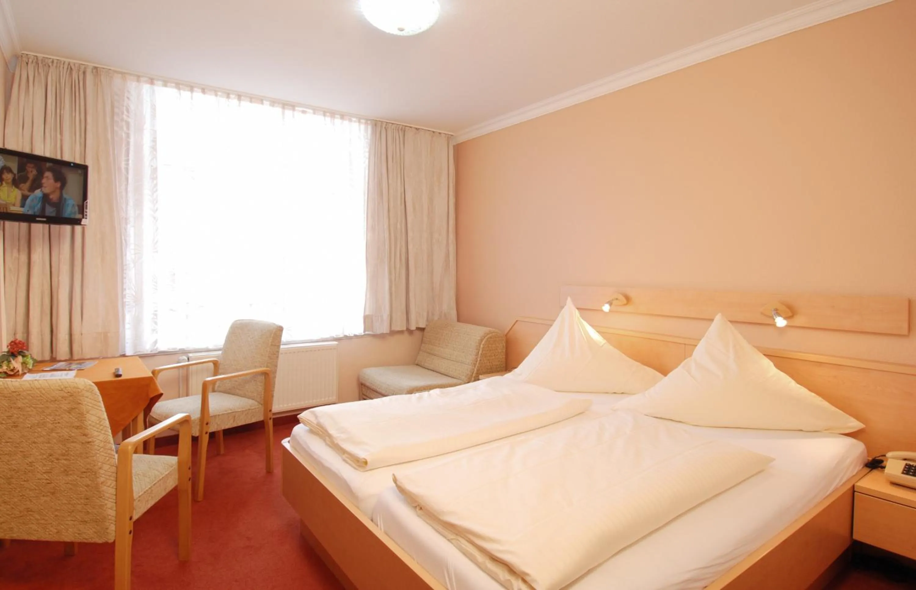 Photo of the whole room, Bed in Hotel Münchner Löwenbräu