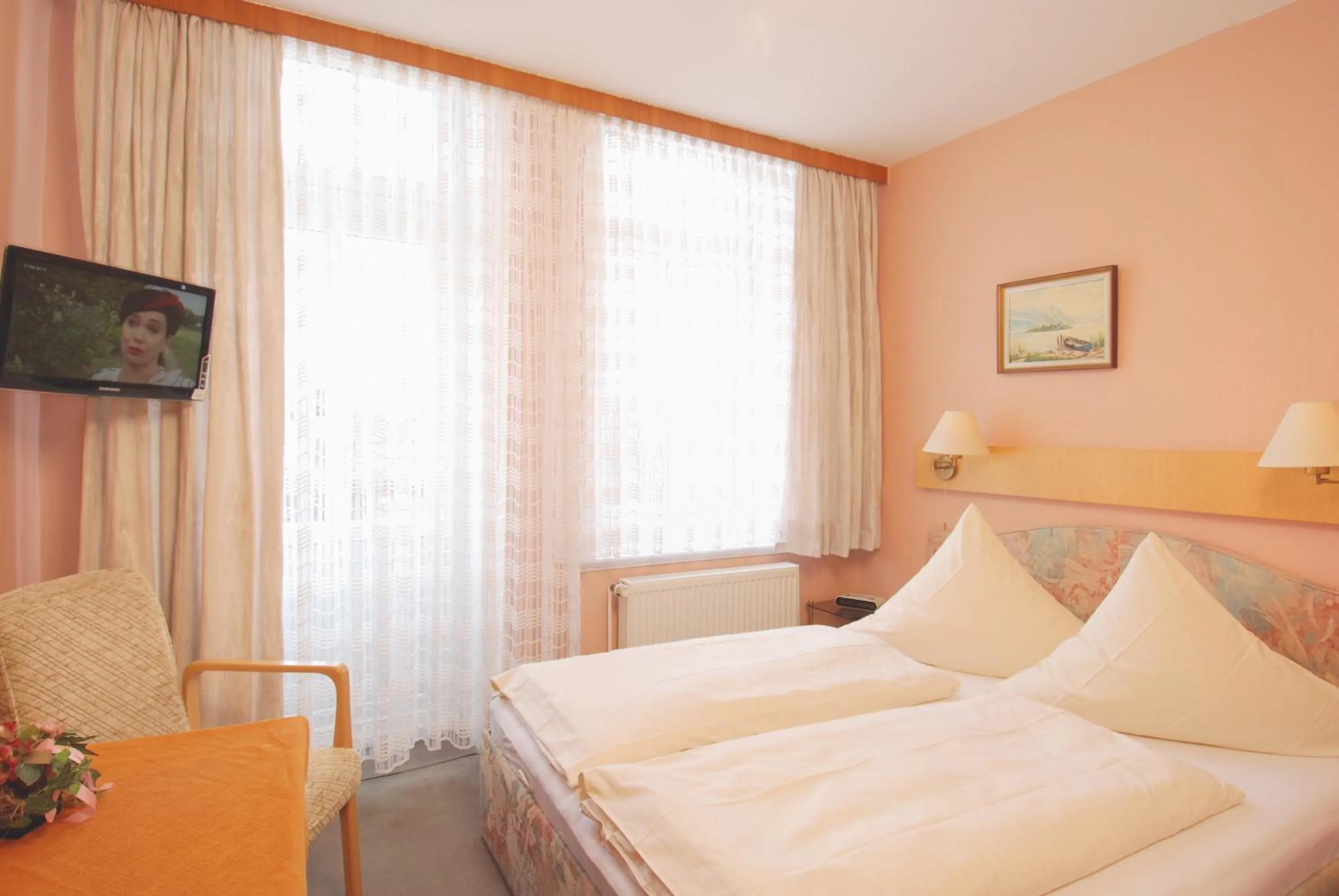 Photo of the whole room, Bed in Hotel Münchner Löwenbräu