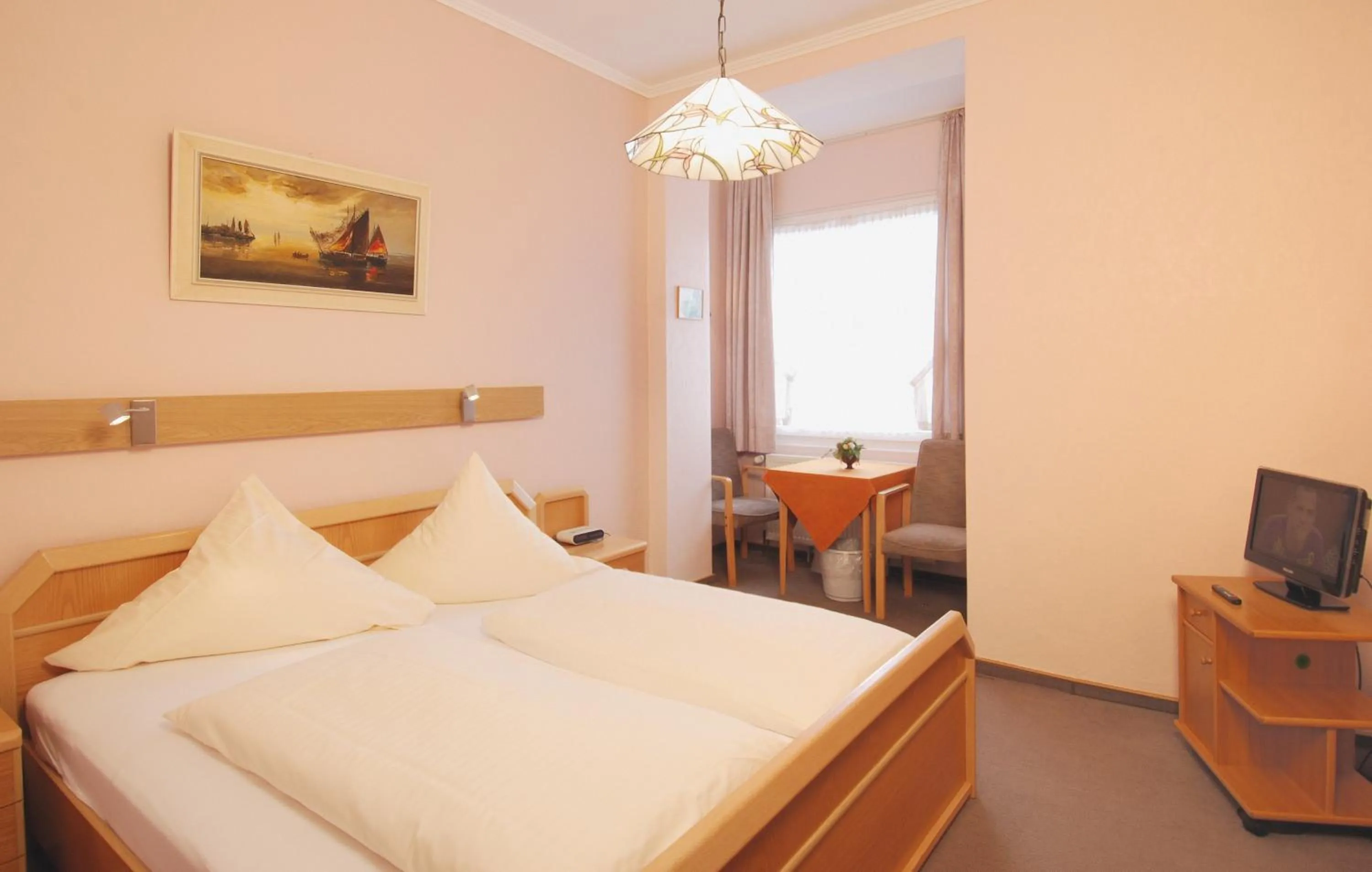 Photo of the whole room, Bed in Hotel Münchner Löwenbräu