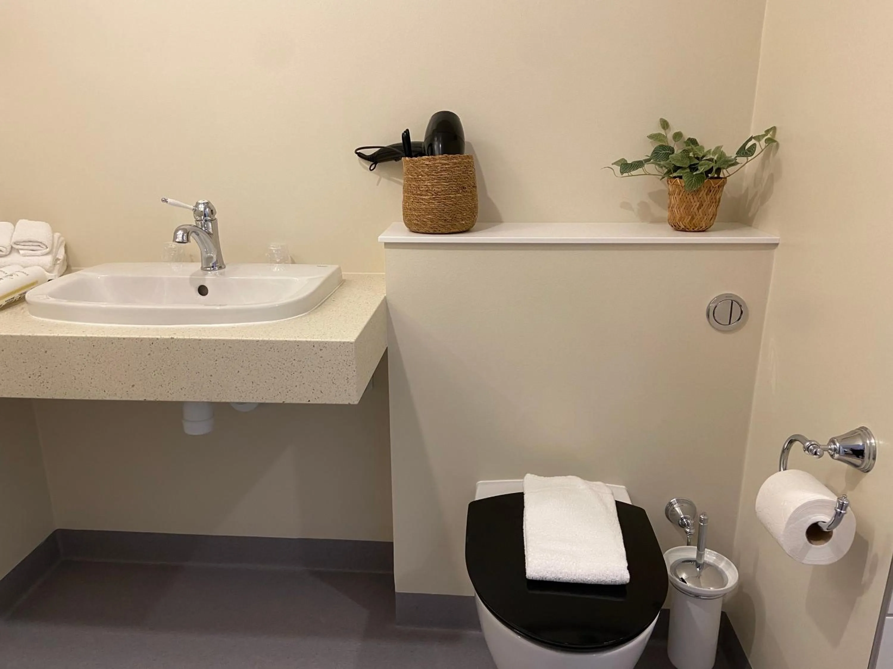 Bathroom in Hotel Ærø