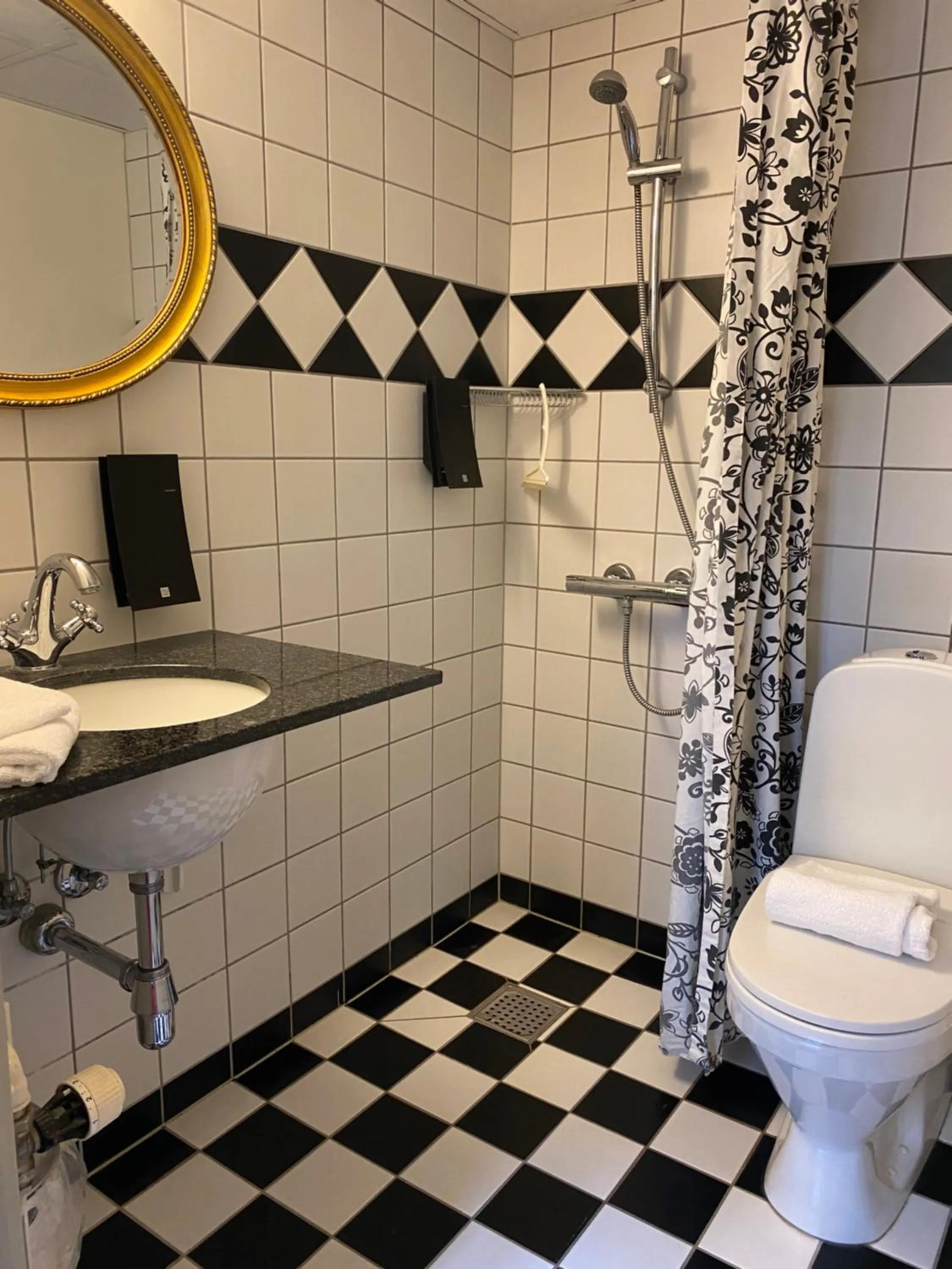 Bathroom in Hotel Ærø