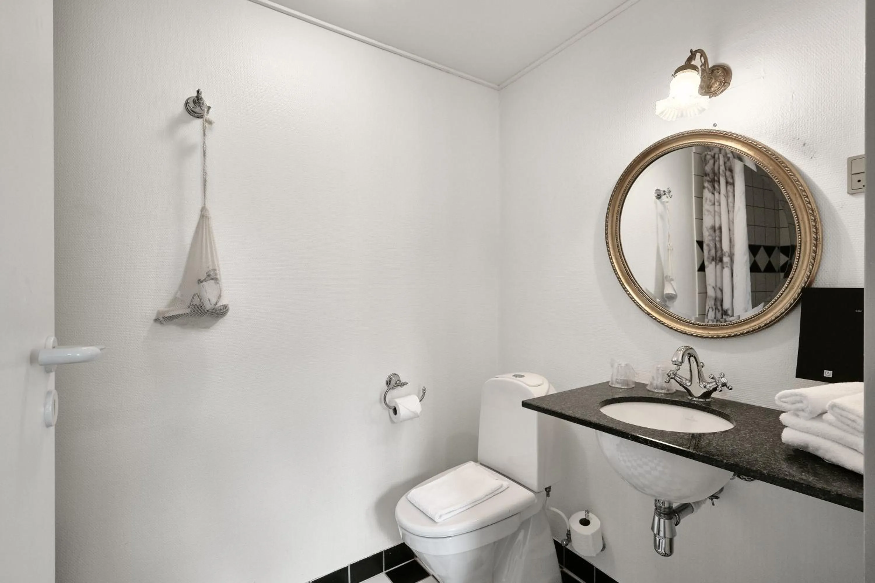 Bathroom in Hotel Ærø