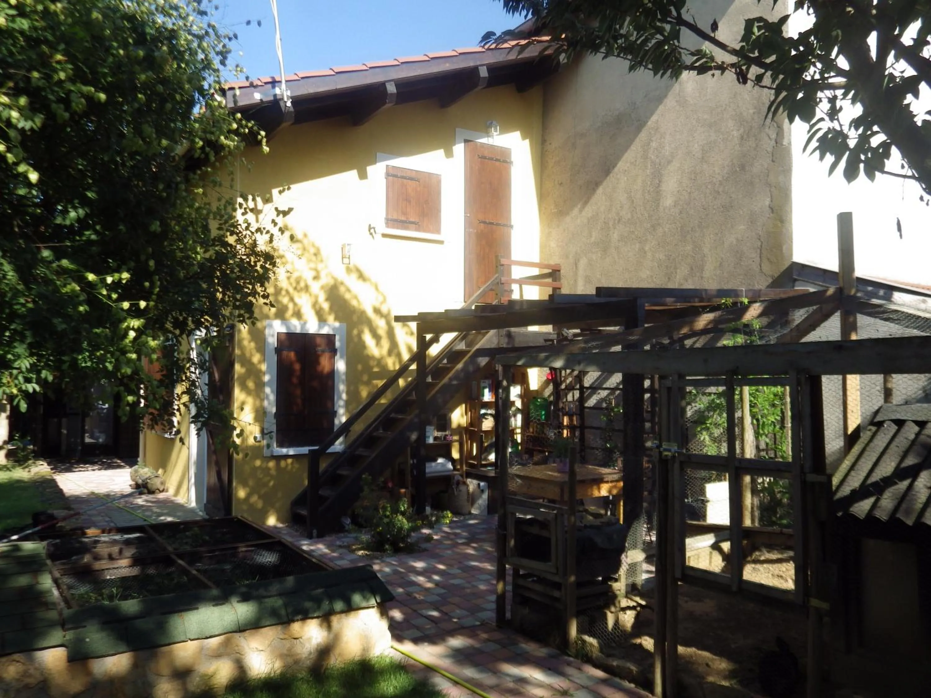 Facade/entrance in chez gus