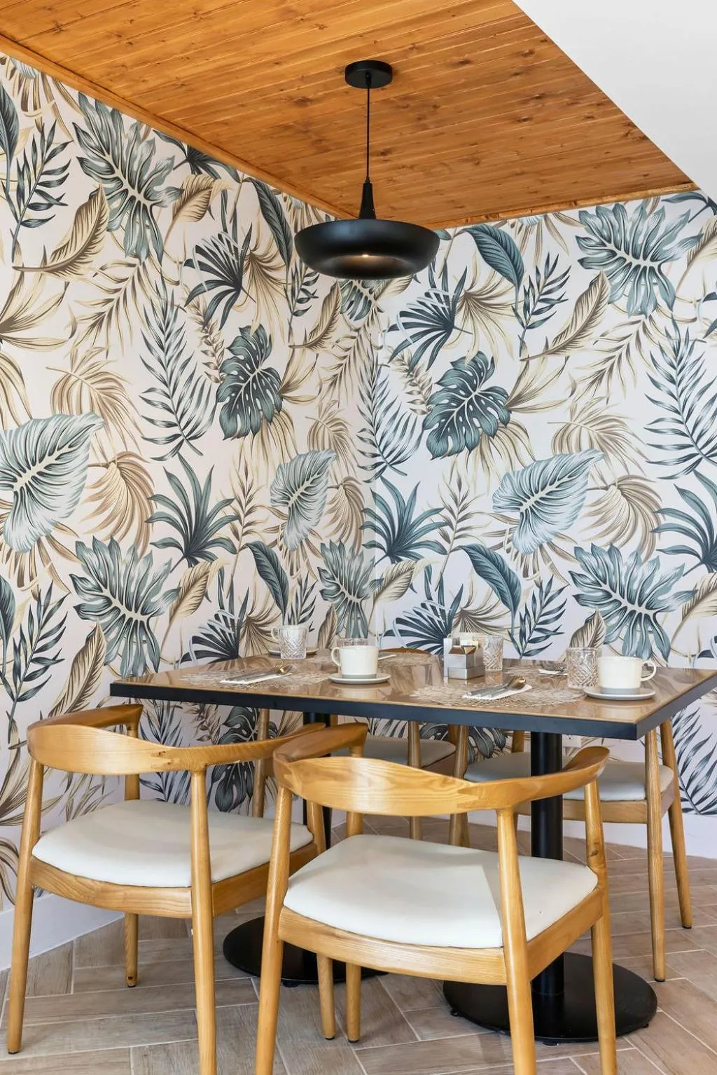 Restaurant/places to eat in The Garden Hotel & Resort