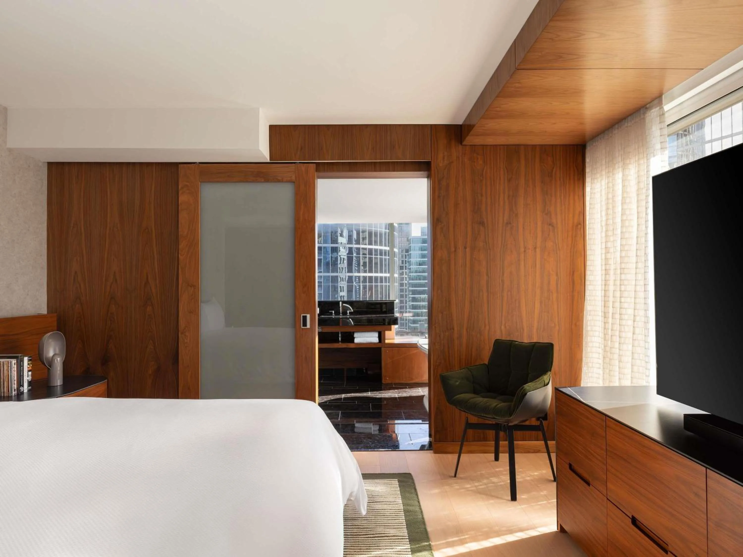 Bedroom, Bed in Fairmont Pacific Rim