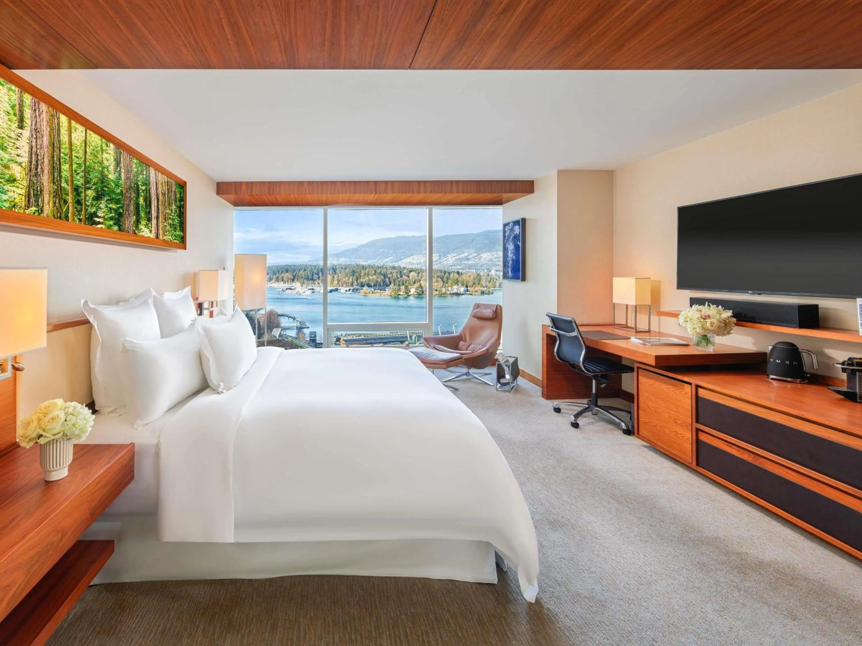 Bedroom, Bed in Fairmont Pacific Rim