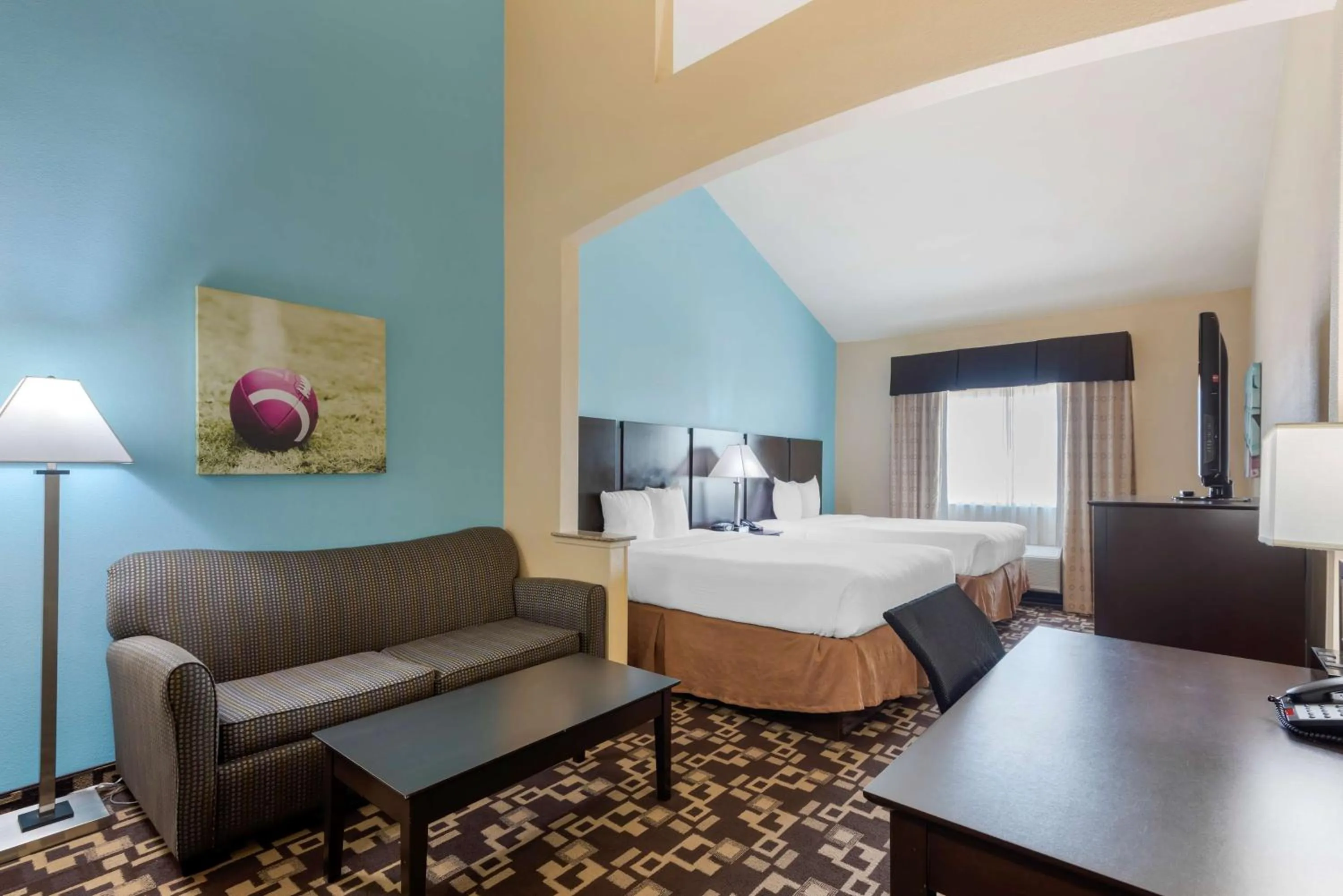 Bedroom, Bed in Best Western Plus Arlington North Hotel & Suites