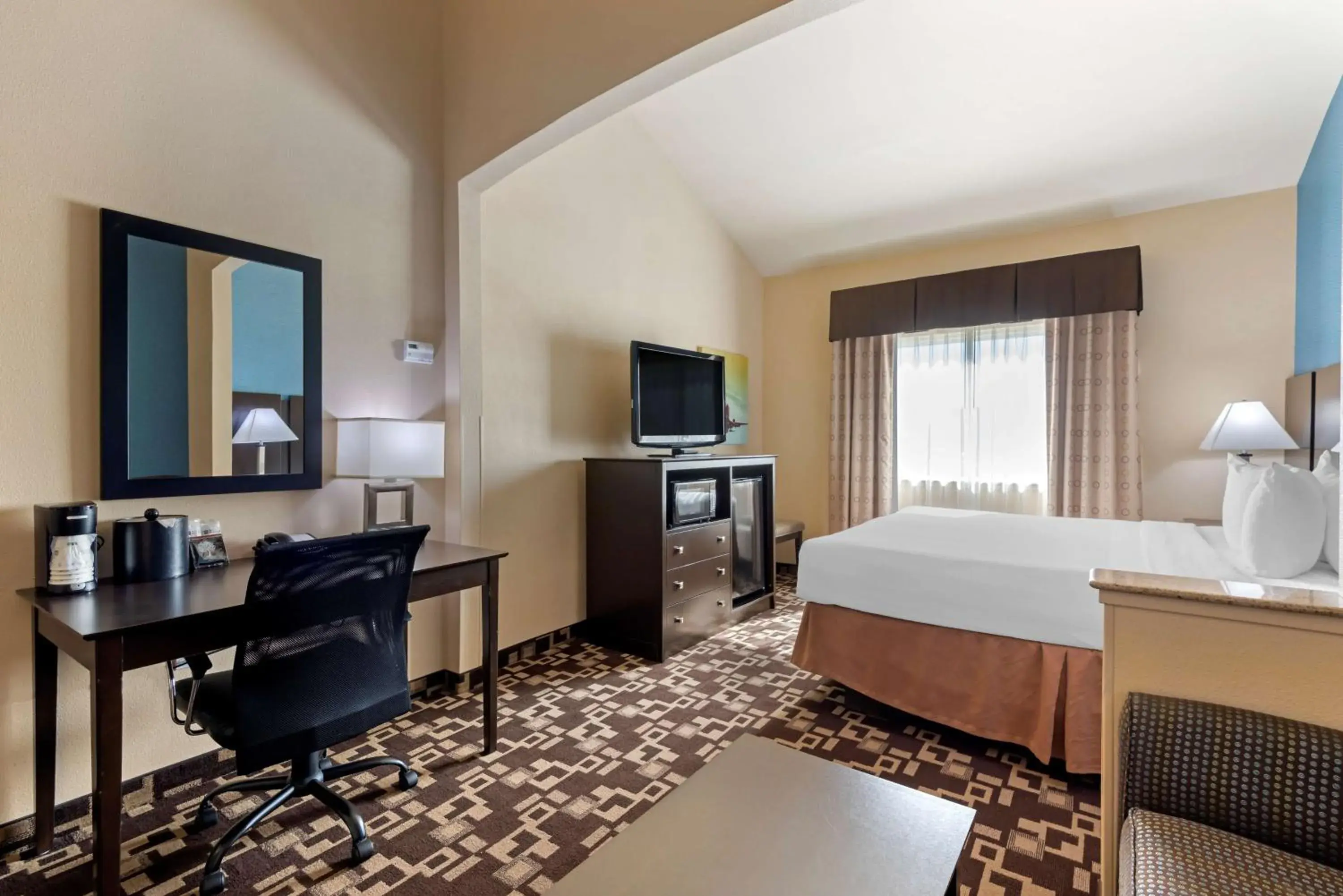 Bedroom, Bed in Best Western Plus Arlington North Hotel & Suites Bedroom, Bed in Best Western Plus Arlington North Hotel & Suites