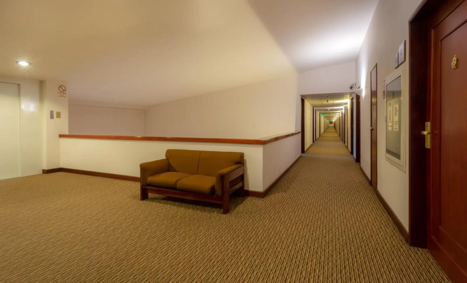 Living room in GHL Hotel Lago Titicaca