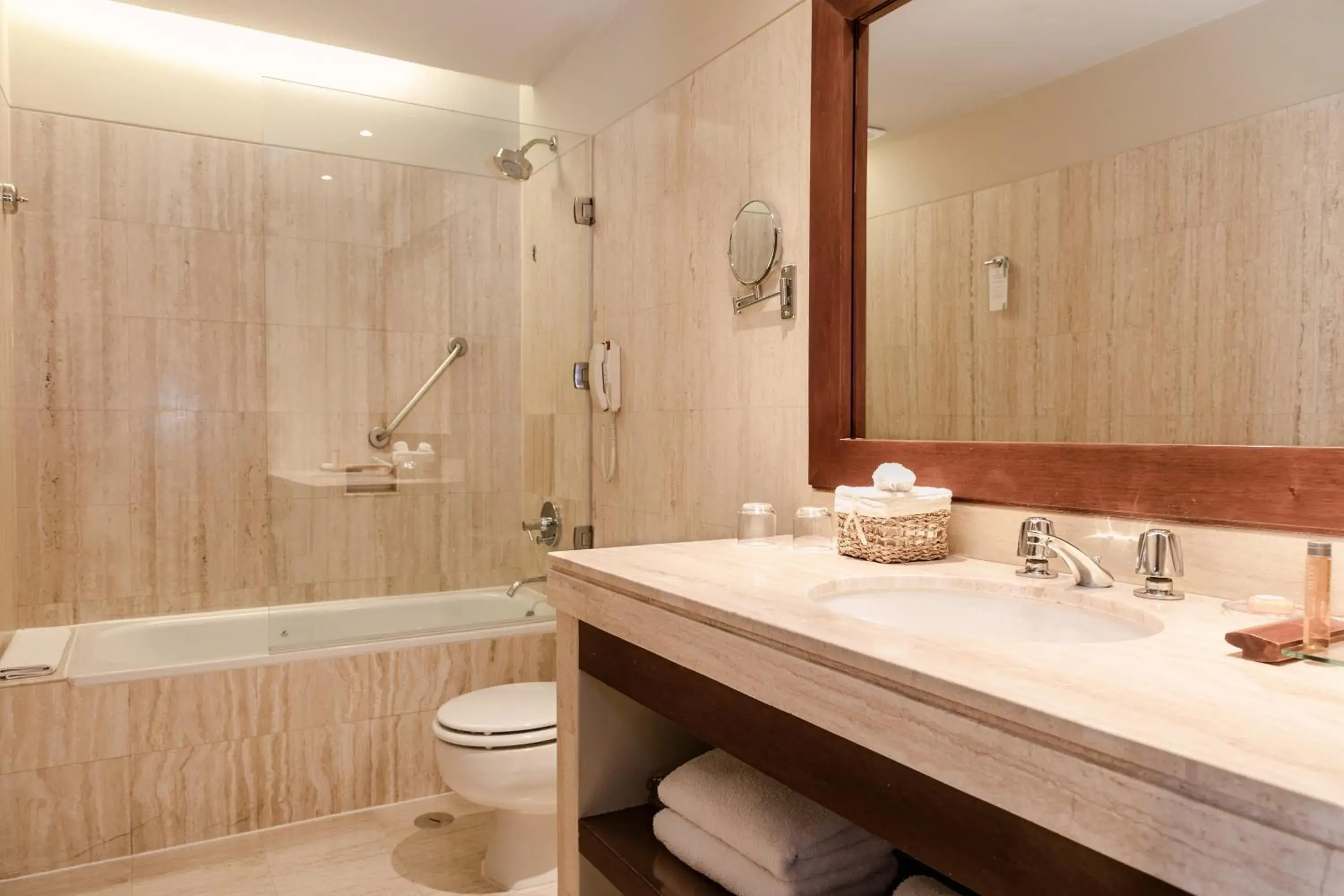 Bathroom in Wyndham Costa del Sol Arequipa Bathroom in Wyndham Costa del Sol Arequipa