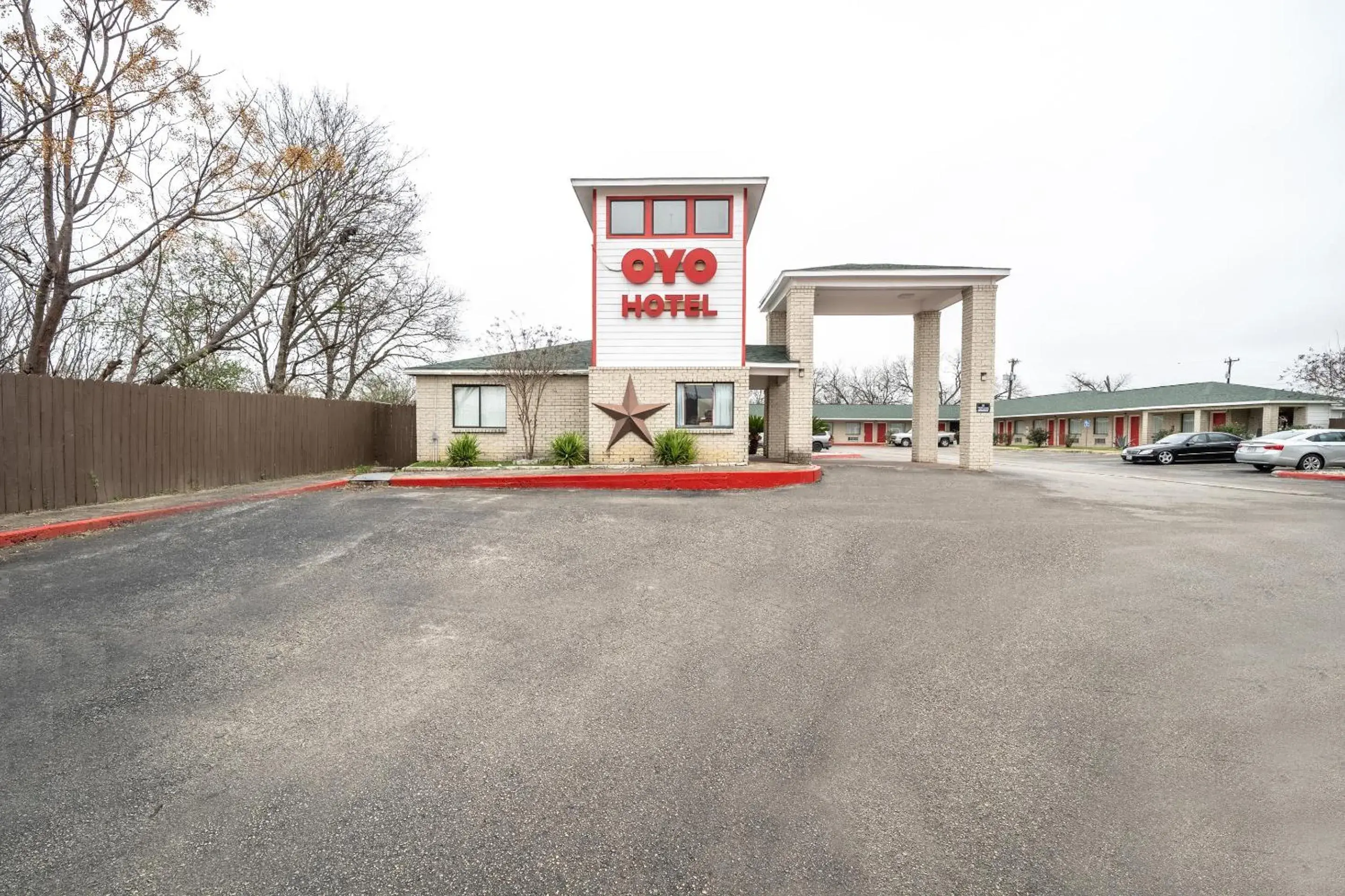 Facade/entrance in OYO Hotel San Antonio near AT&T Center Facade/entrance in OYO Hotel San Antonio near AT&T Center