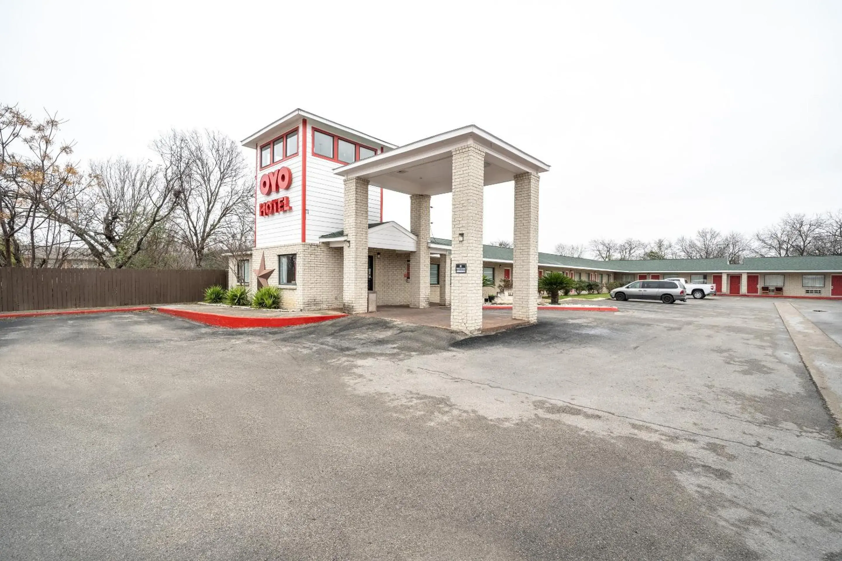 Facade/entrance in OYO Hotel San Antonio near AT&T Center Facade/entrance in OYO Hotel San Antonio near AT&T Center