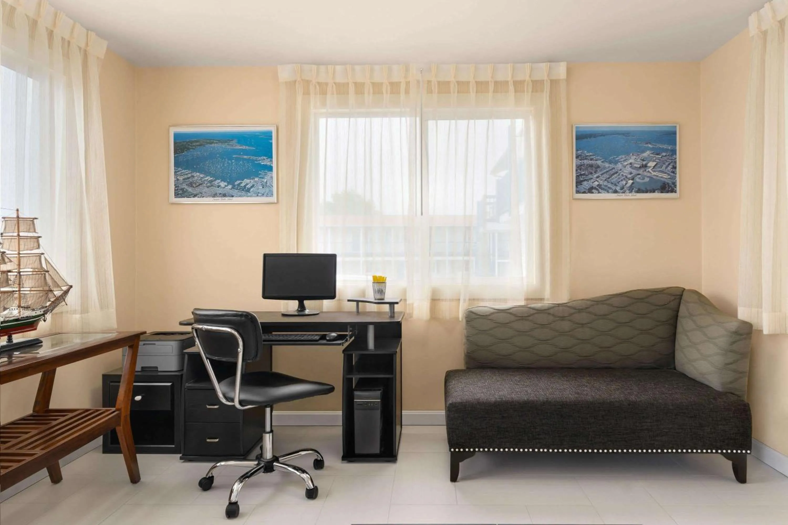 Restaurant/places to eat in Days Inn by Wyndham Middletown/Newport Area