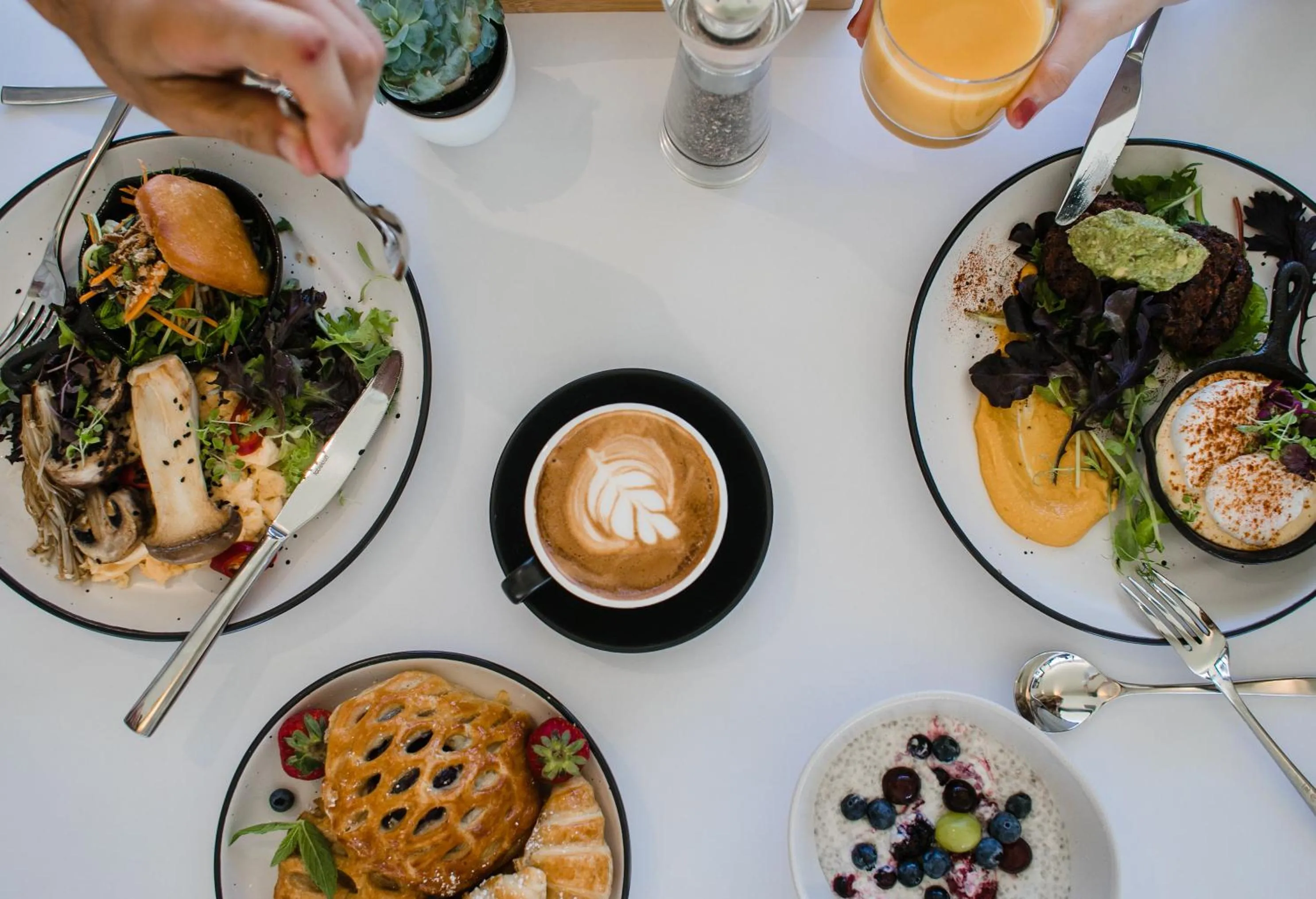 Restaurant/places to eat in Pier 21 Riverside Apartment Hotel