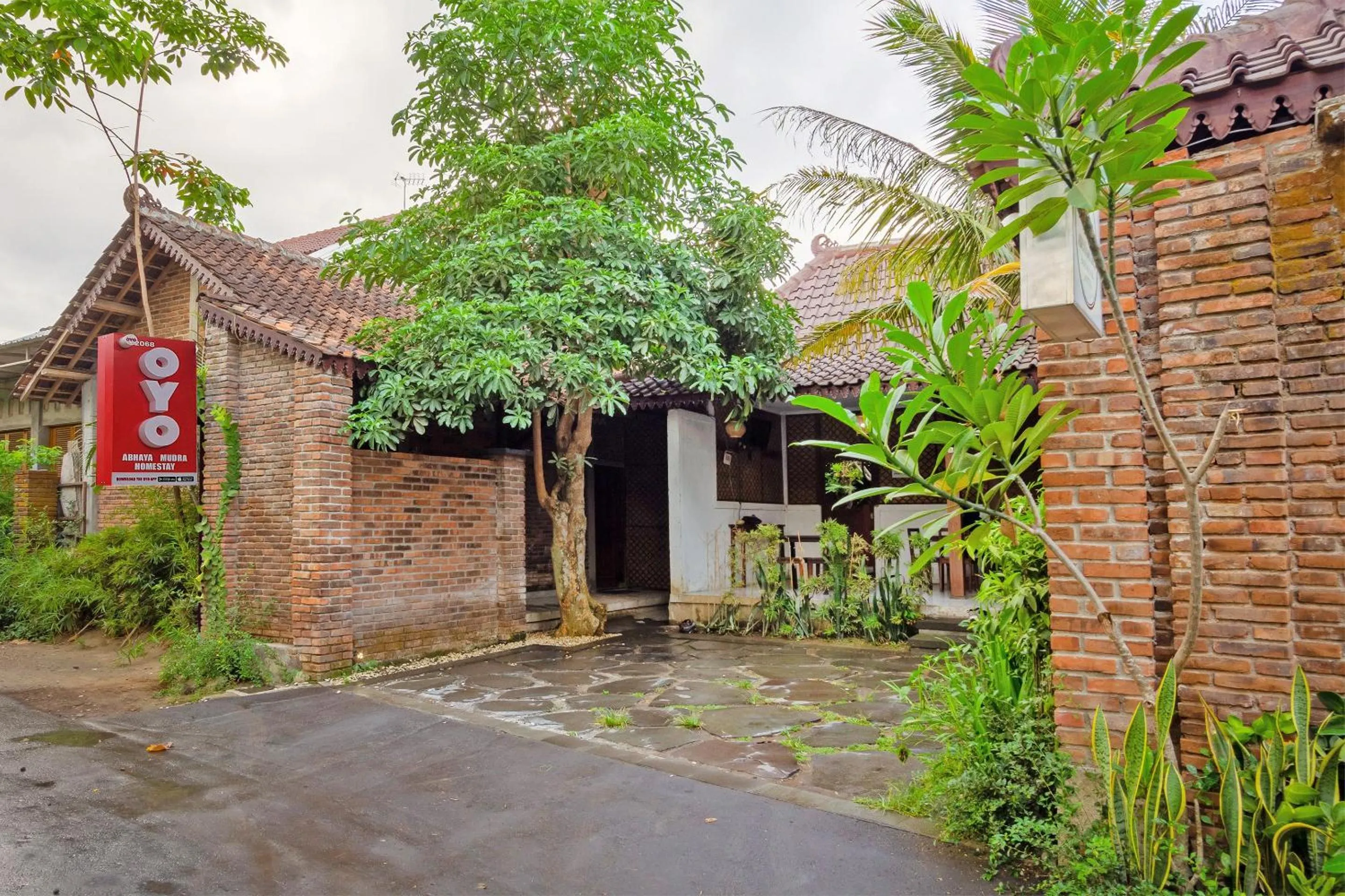 Facade/entrance in Hotel O Abhaya Mudra Homestay