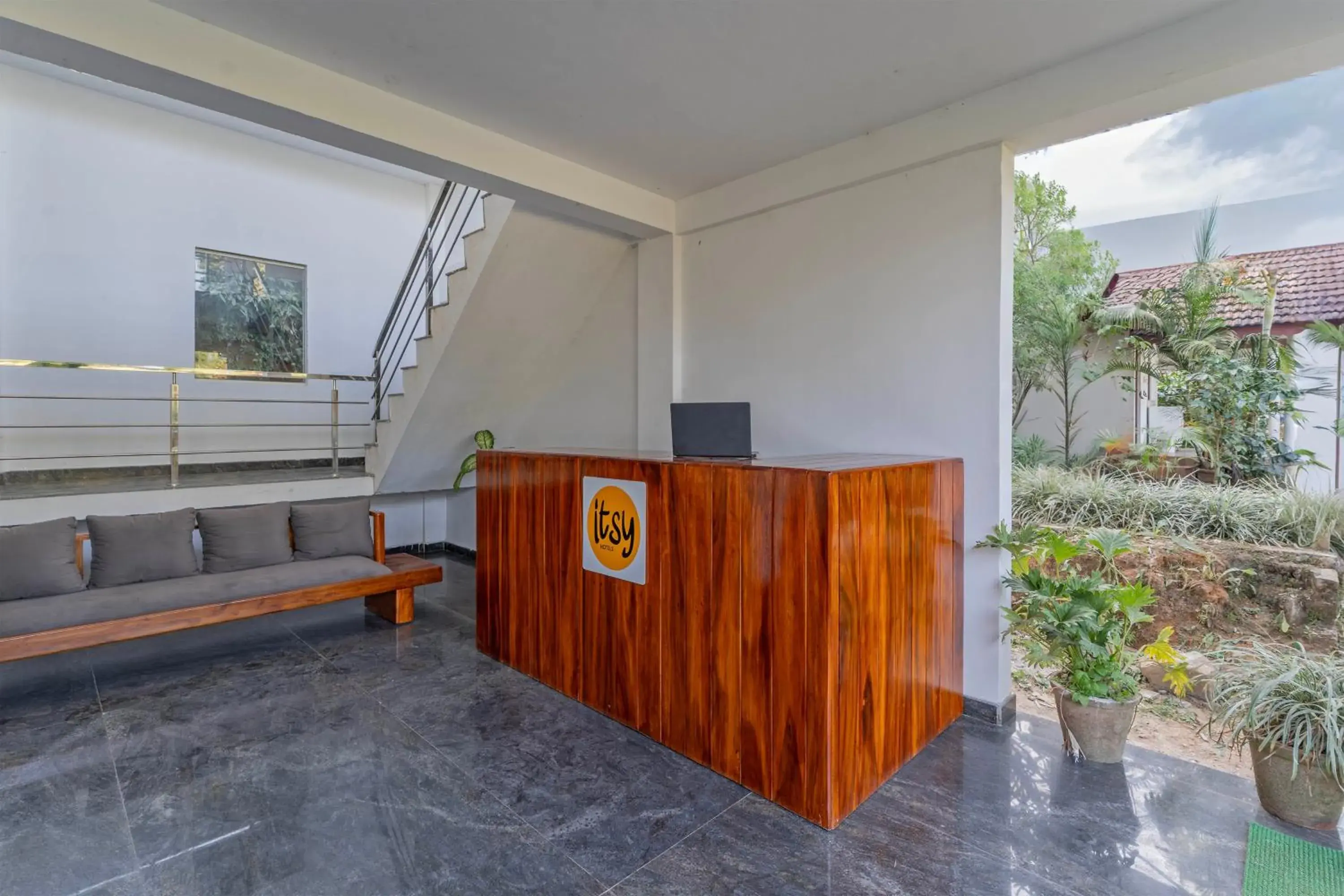 Living room in Itsy Hotels Jammabane Cottage, 5 Minutes To Mountain View Coffee Plantation Living room in Itsy Hotels Jammabane Cottage, 5 Minutes To Mountain View Coffee Plantation