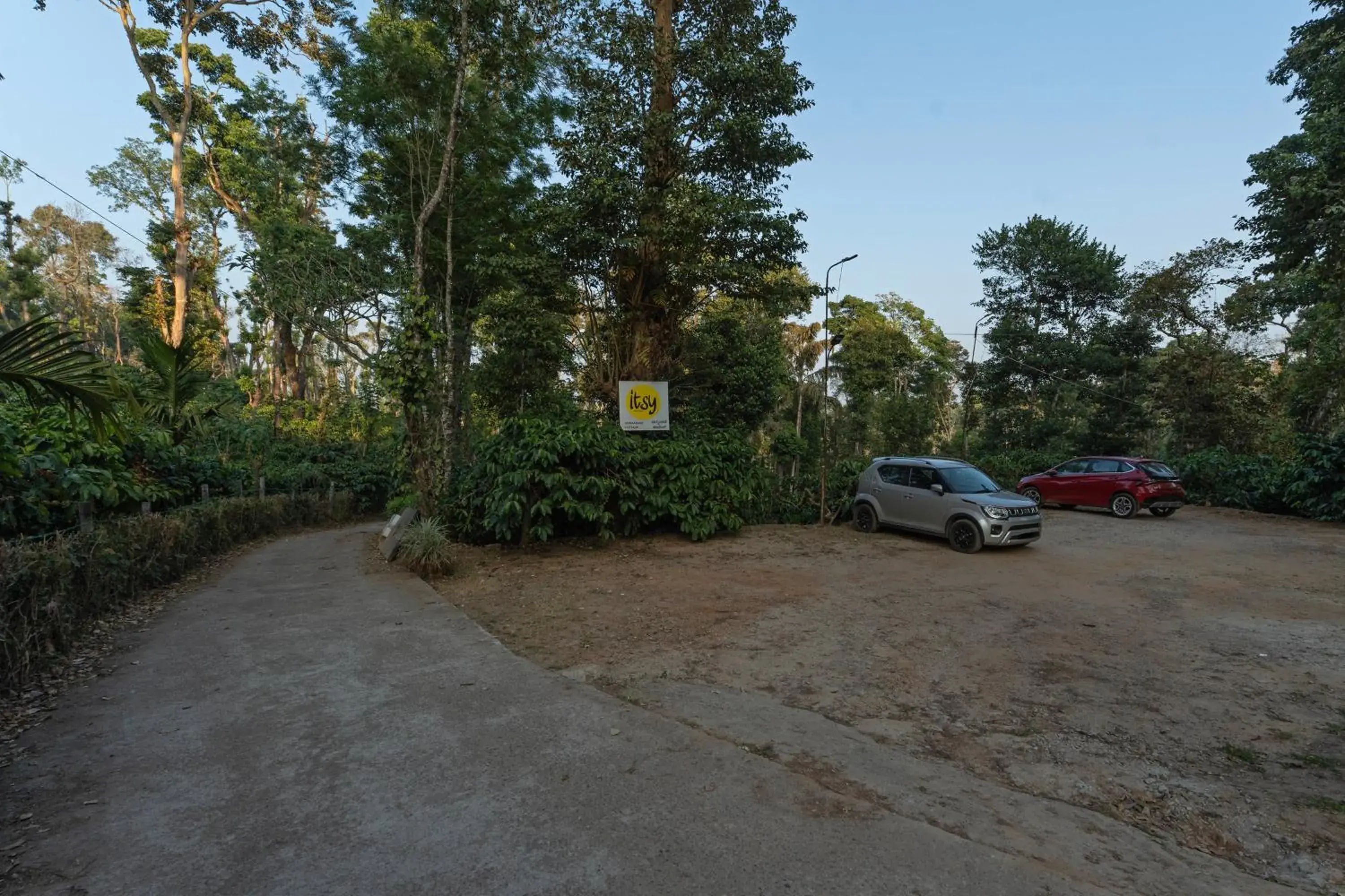 Parking in Itsy Hotels Jammabane Cottage, 5 Minutes To Mountain View Coffee Plantation Parking in Itsy Hotels Jammabane Cottage, 5 Minutes To Mountain View Coffee Plantation