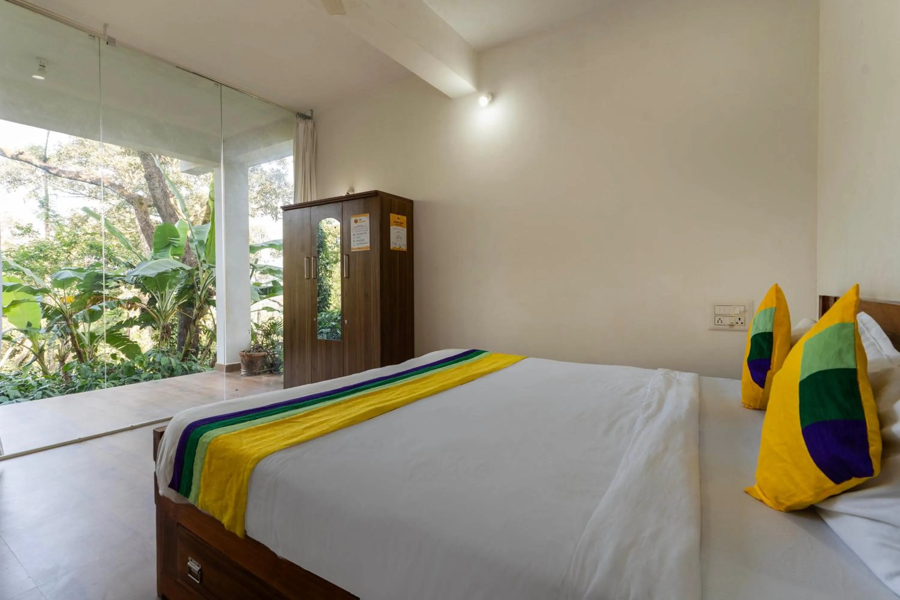 Bedroom, Bed in Itsy Hotels Jammabane Cottage, 5 Minutes To Mountain View Coffee Plantation