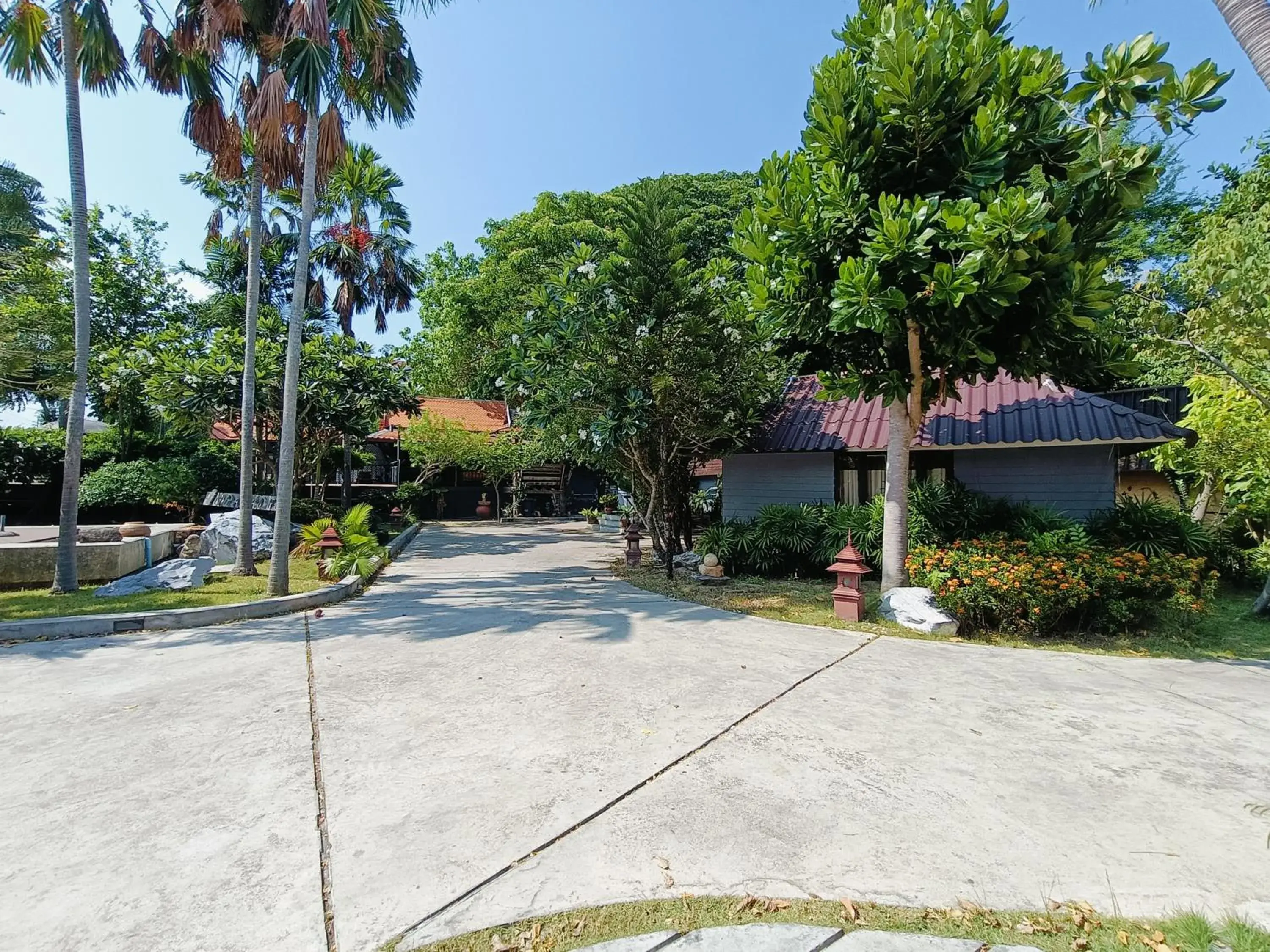 Garden view in Inrawadee Resort Garden view in Inrawadee Resort