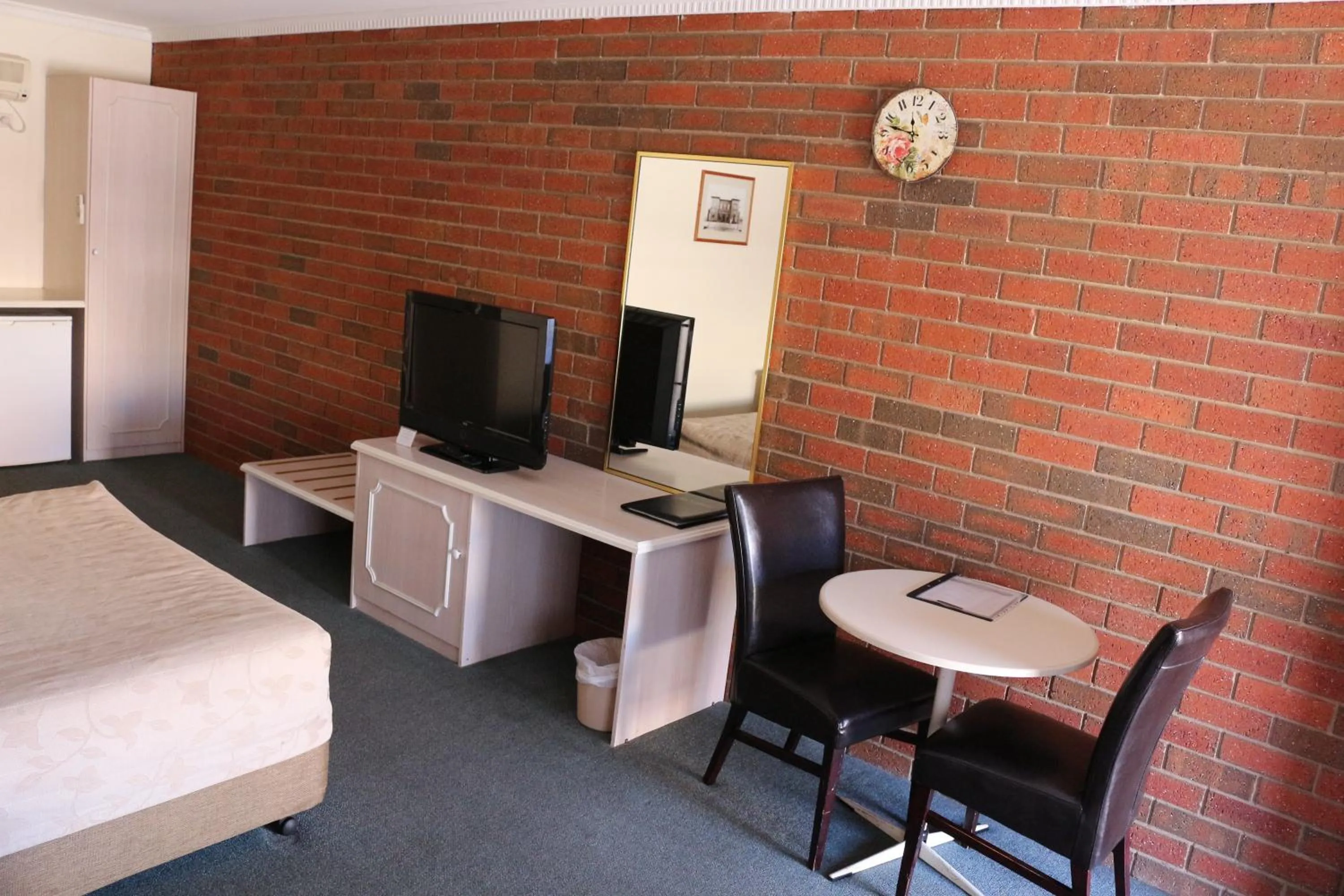 Dining area, Bed in Bendigo Haymarket Motor Inn