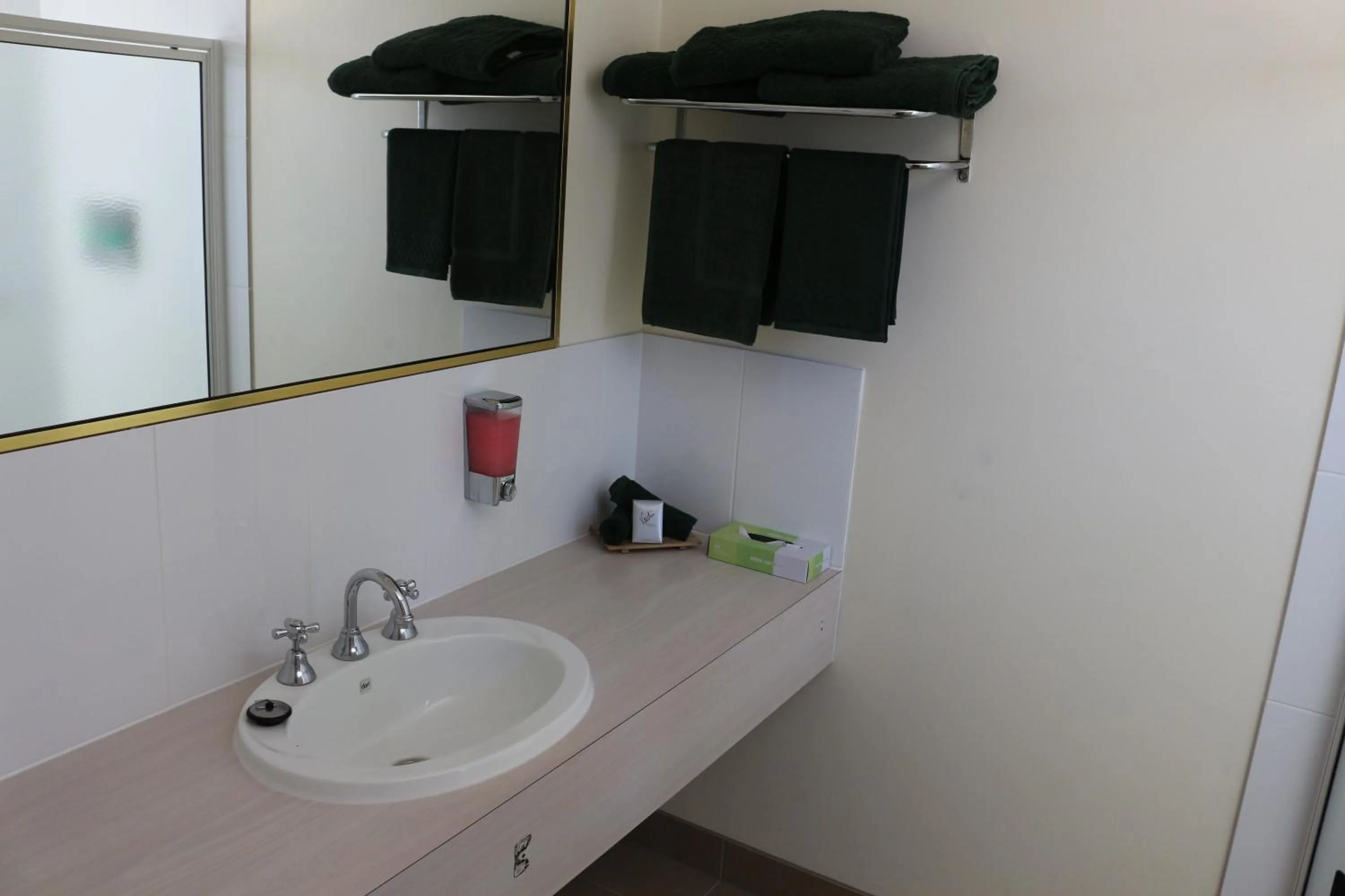 Bathroom in Bendigo Haymarket Motor Inn