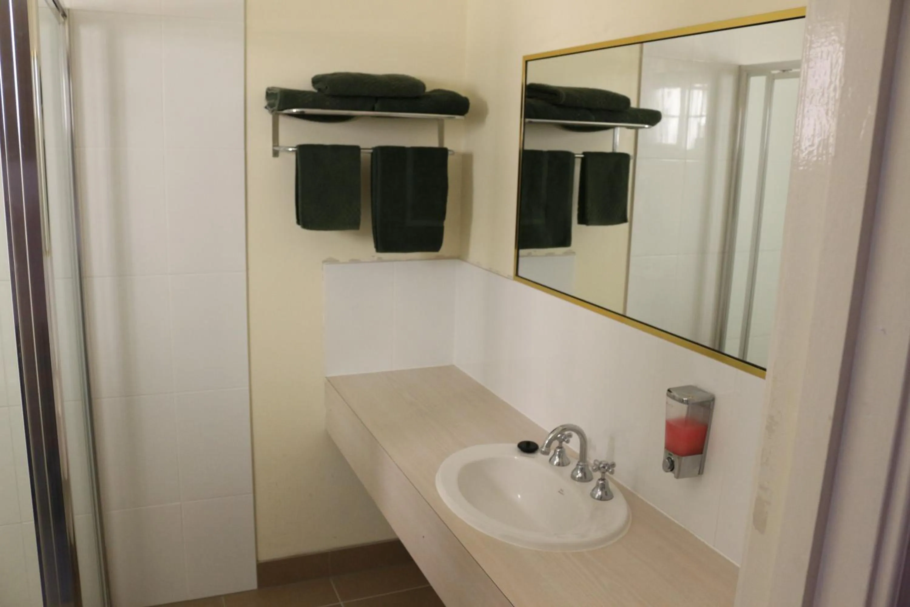 Bathroom in Bendigo Haymarket Motor Inn