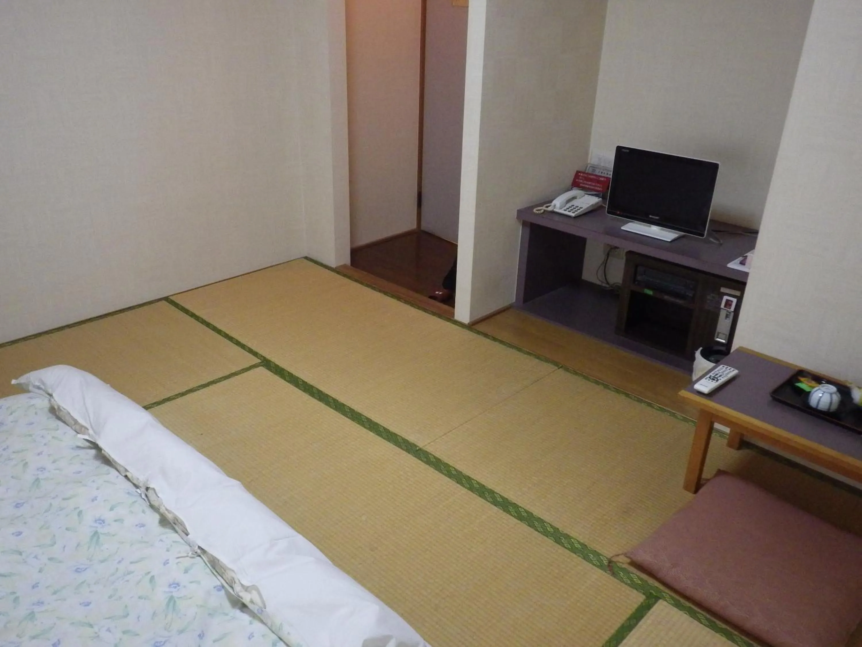 Photo of the whole room, Bed in Uokagi Ryokan