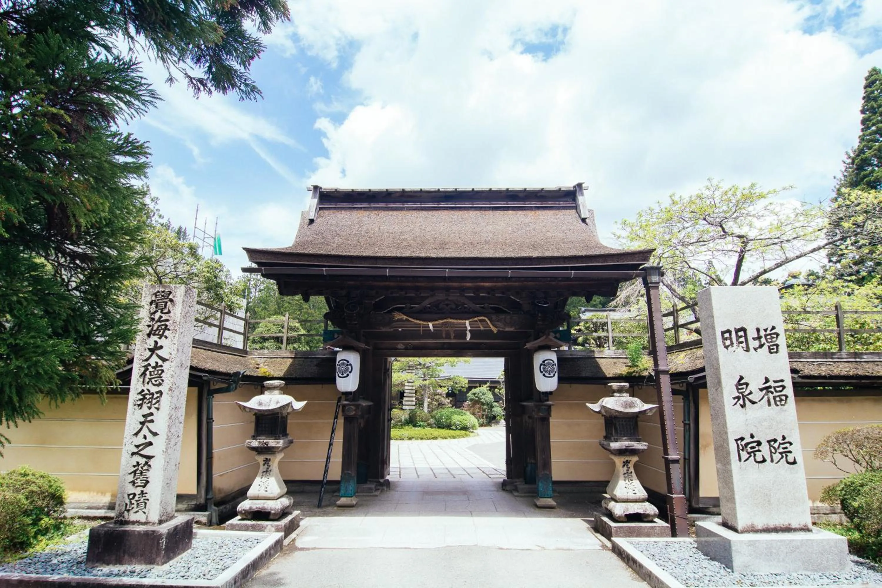Facade/entrance in 高野山 宿坊 増福院 -Koyasan Shukubo Zofukuin-
