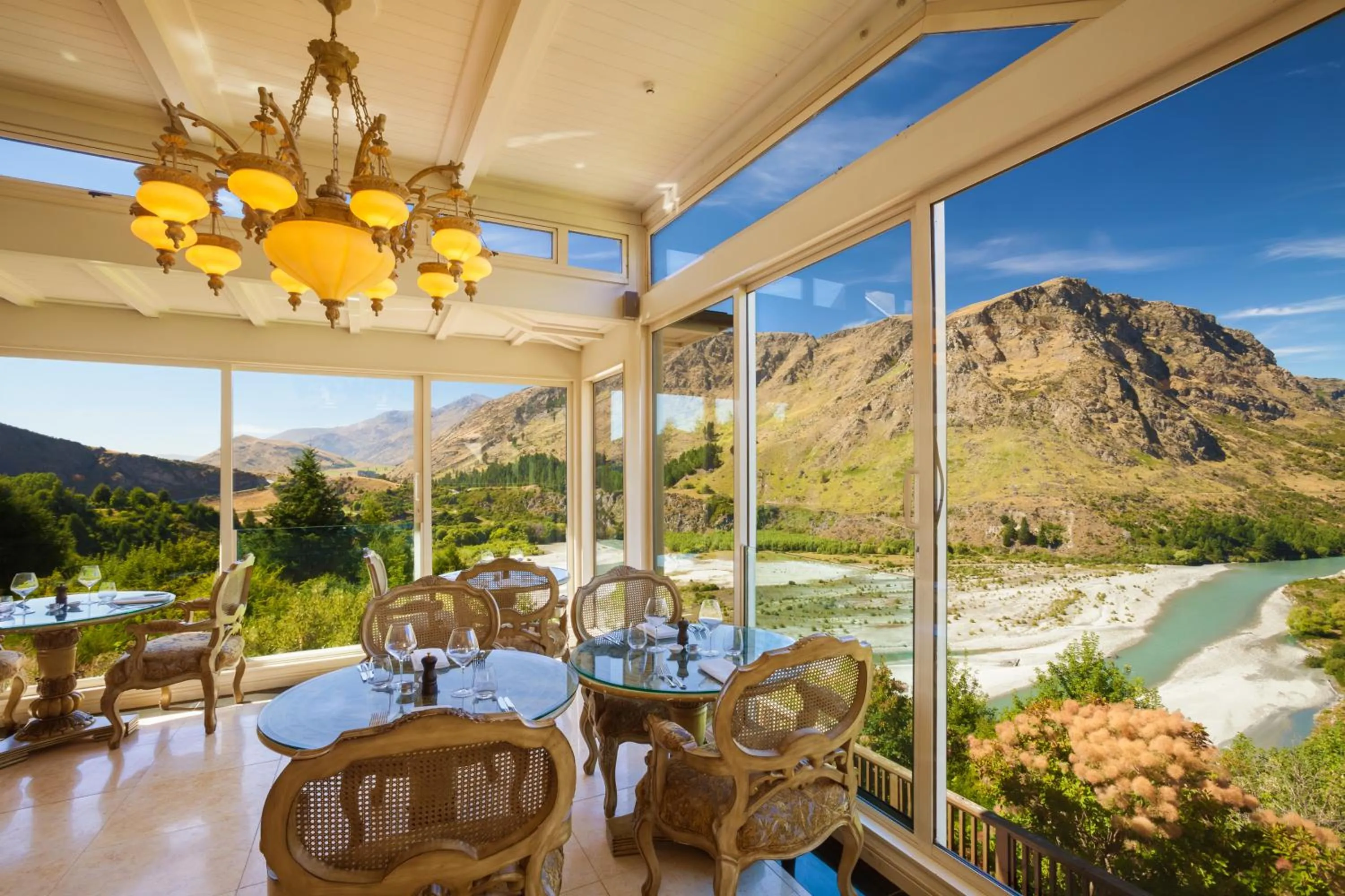 Restaurant/places to eat in Nugget Point Hotel