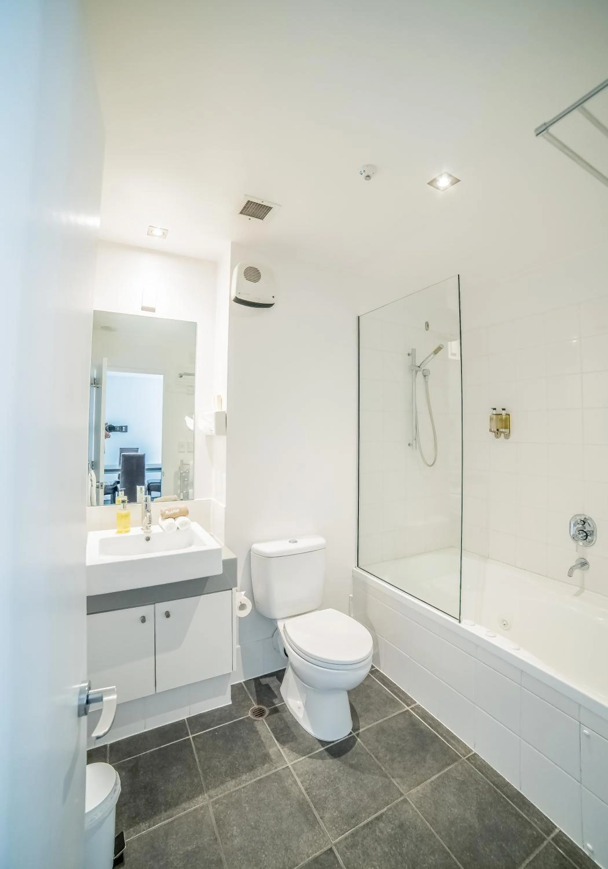 Toilet in Airport Christchurch Motel