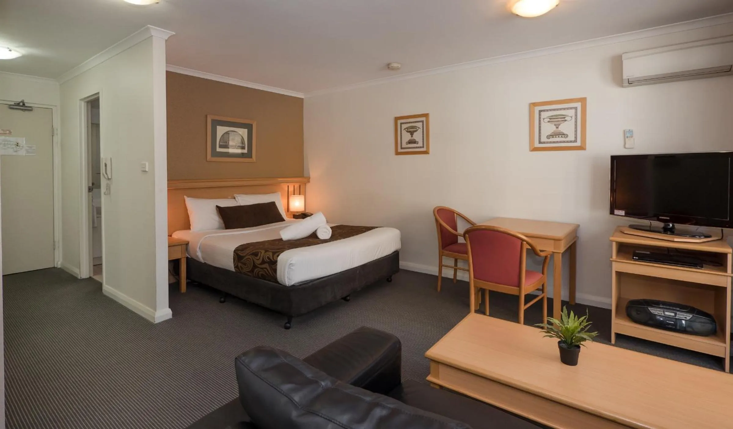 Photo of the whole room, Bed in Napoleon On Kent