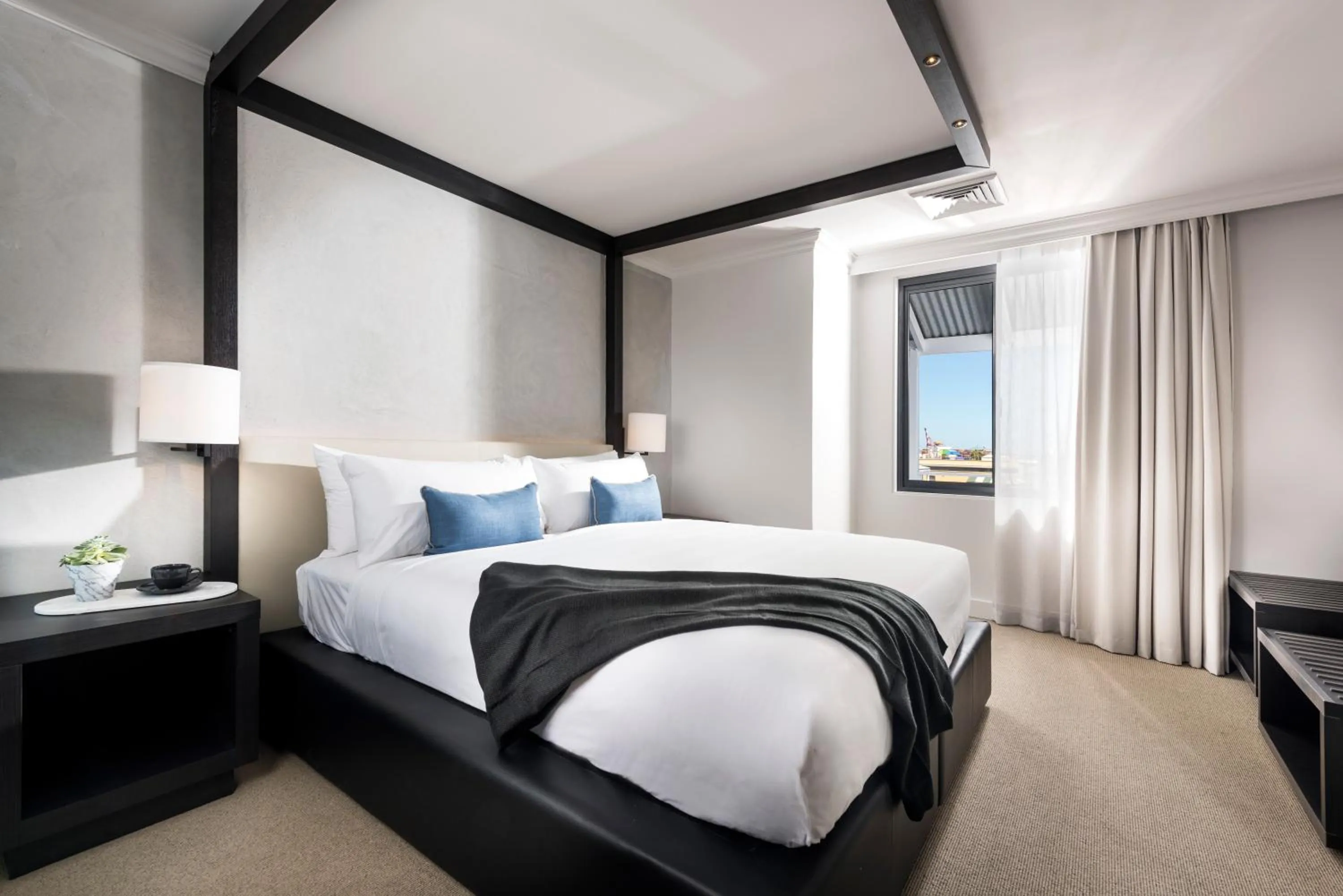 River view, Bed in Tradewinds Hotel and Suites Fremantle