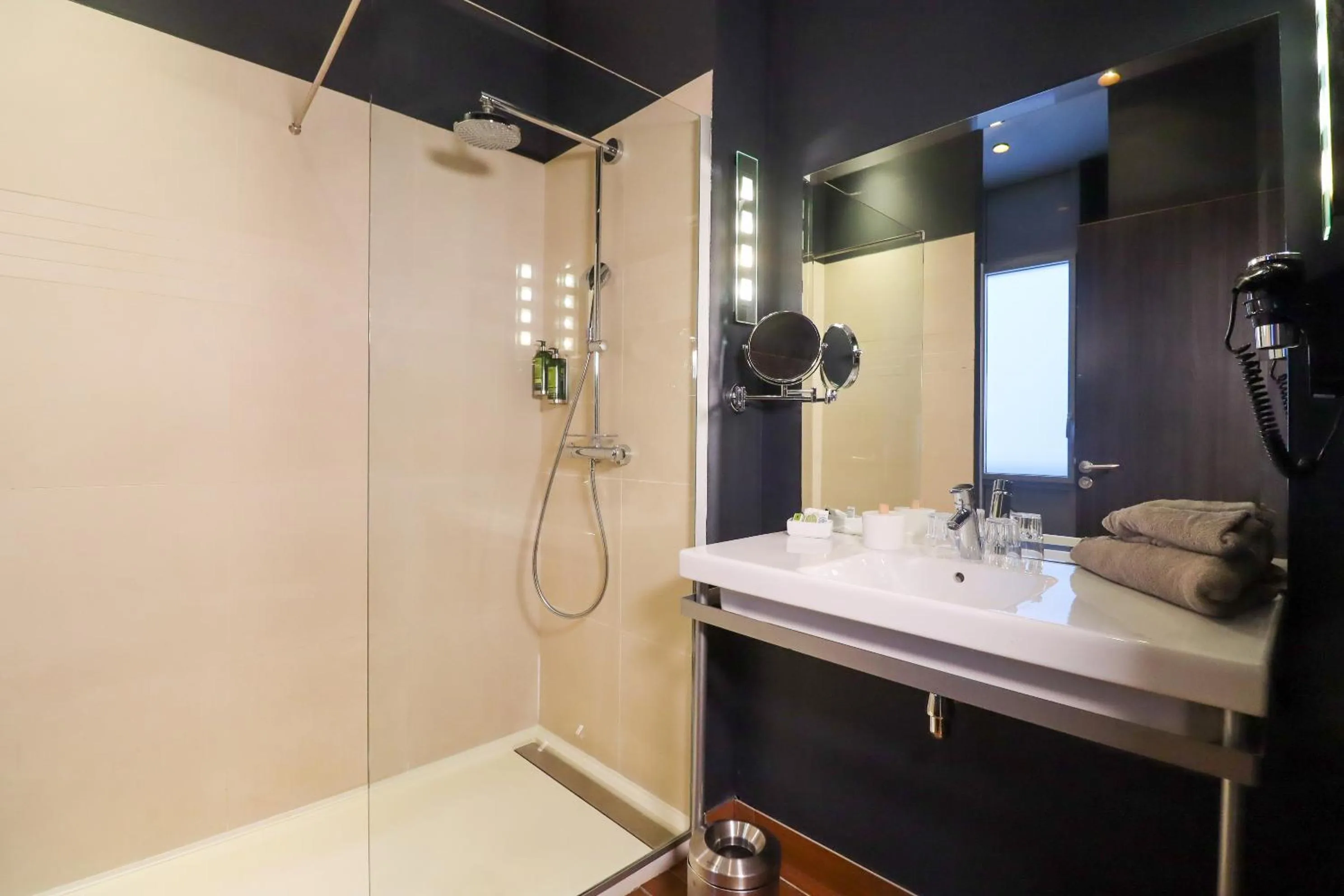 Shower in Boa Hotel - BW Signature Collection - Lille Centre Gares