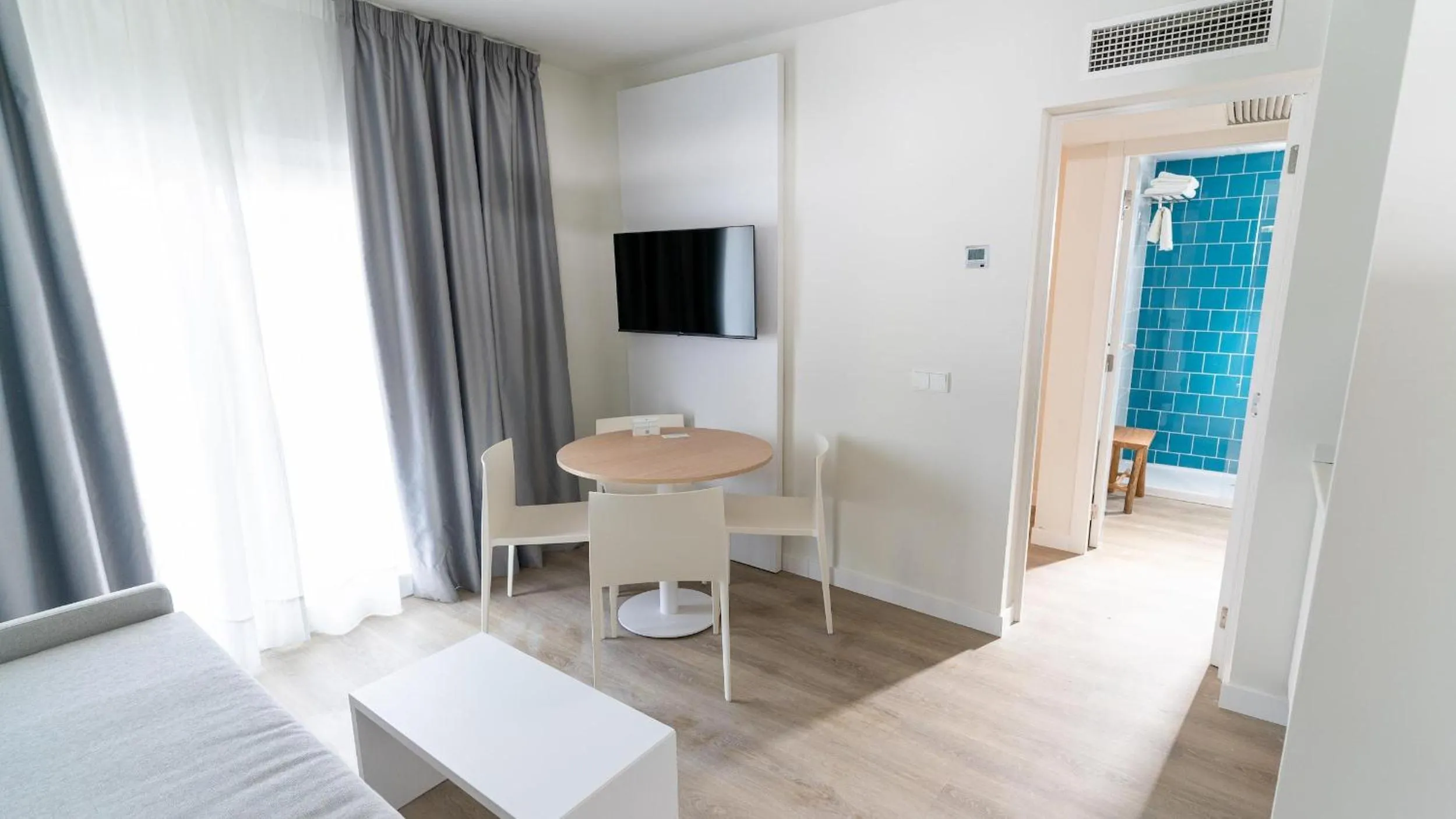 Photo of the whole room, Bed in BLUESEA Gran Playa