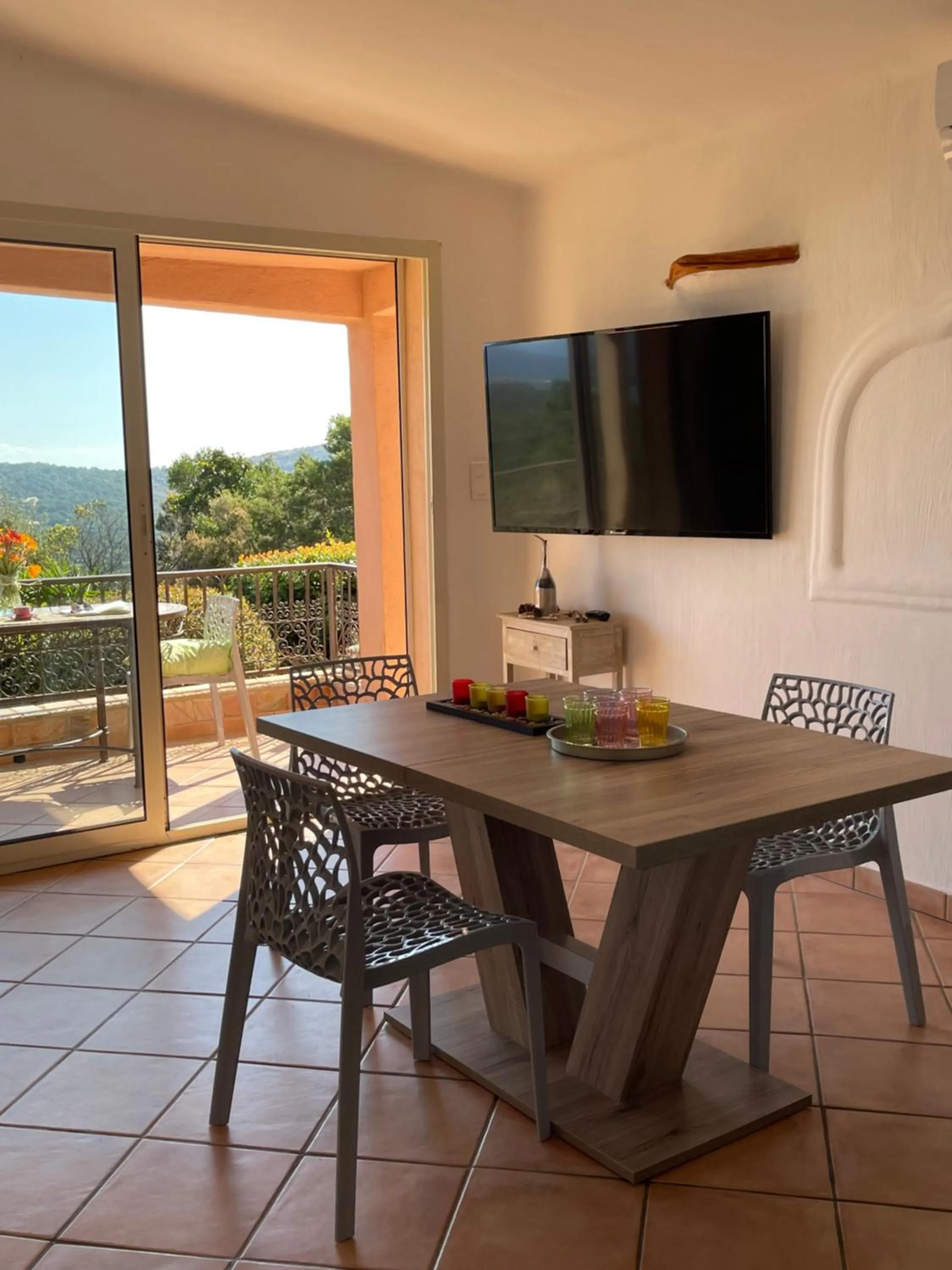 Communal lounge/ TV room in Résidence U Pirellu