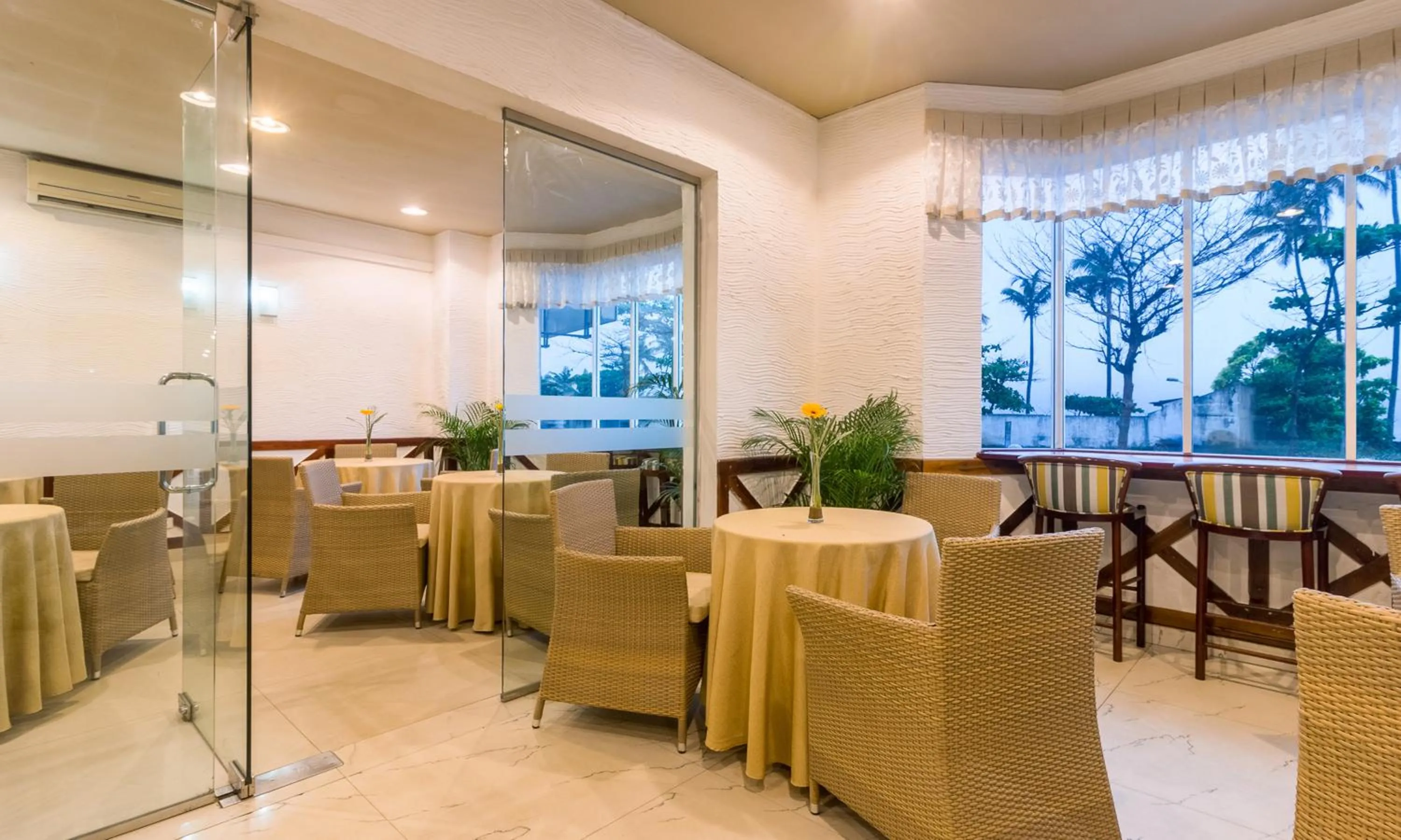 Restaurant/places to eat in Global Towers Hotel & Apartments